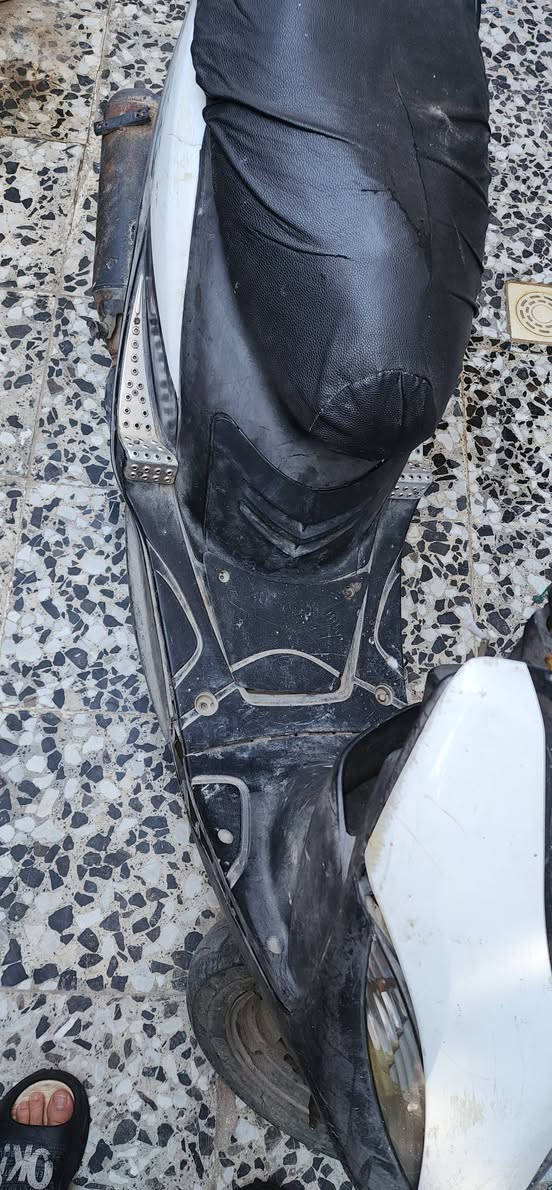 السلام عليكم ...
دراجة نوع ماكس .. وضعها مثل ما شوفة بعينك .. يرادلها ترتيب لان متروكة وما نستخدمها .. نص هندر تشتغل بسرعة ... وتمشي طبيعي بدون اي مشاكل ( ابيع كوم حديد لان متروكة من زمان من المفاشل ) 
مكاني بغداد ام الكبر والغزلان 
سعرها 300 وبيها مجال للطيبين


**إذا كنت صاحب هذا الإعلان وتريد حذفه لأي سبب، رجاءا أرسل رسالة إلى الدعم الفني**