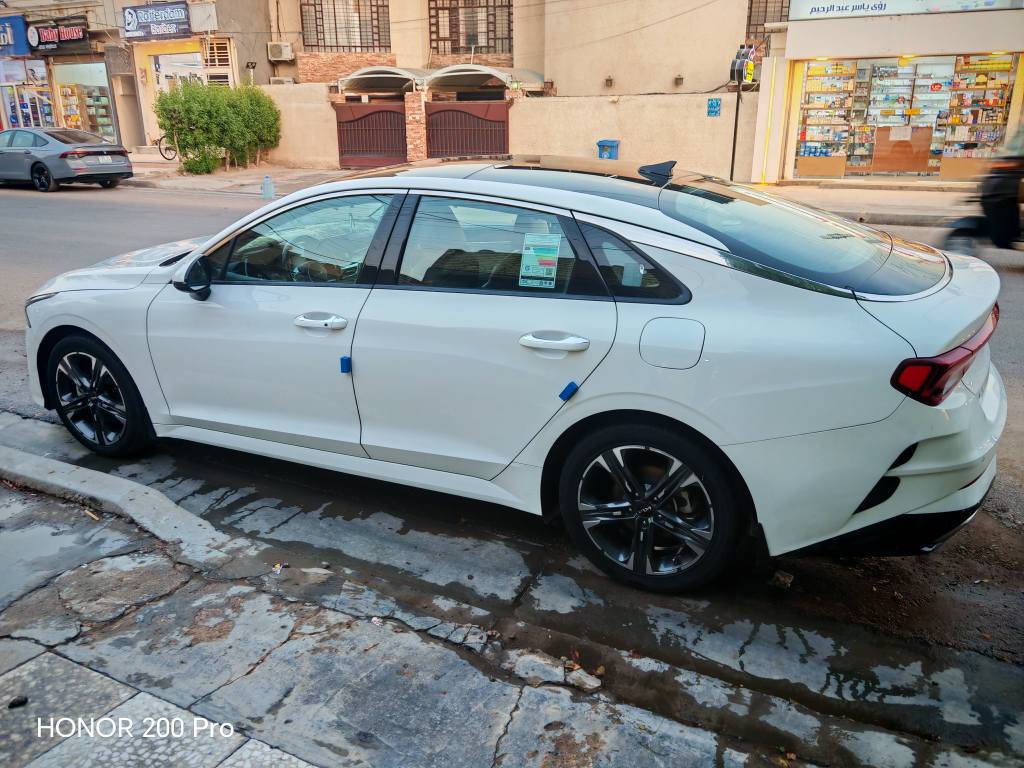 السلام عليكم . كيا k5 2023 وارد خليجي اعلى مواصفات بالخليجي EX فول مواصفات محرك 2000 دوش بانوراما بصمة تشغيل وابواب بردات خلفية شاشة كامرة دوارة دشبول صاج ويل كروم مري قلاب وية البك كراسي السائق ولصدر كهرباء كشنات جلد خزن ميموري وبعد هواي مواصفات مذاكرهن رقم بغداد بسمي ماشية 71اسبير منازل وكتلوك الشركة موجود السيارة مكفولة من تبديل ولصبغ 
بارد بيه شي بسيط
 مكان السياره بغداد  حي الجهاد 
 *********** بغداد, العراق
