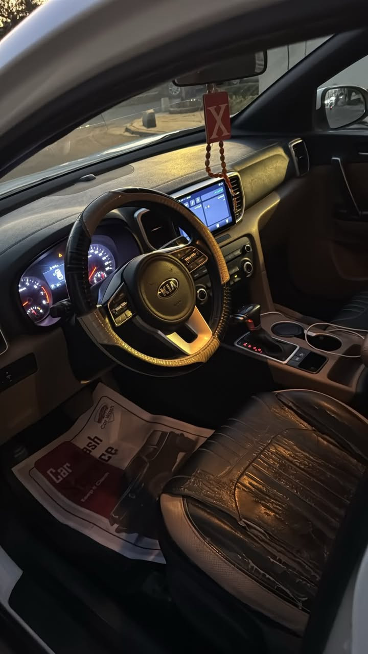 سبورتج موديل 2021
خليجي السياره 
(قطعه وحده صبغ) 
محرك ٢٠٠٠
ماشيه ١١٥ الف كيلو متر 
بدون فتحه 
بدون بصمه (سويج) 
شاشه 
كامره دواره 
كير مكينه مكفورلات 

*********** 
مكان السياره بغداد الكراده
