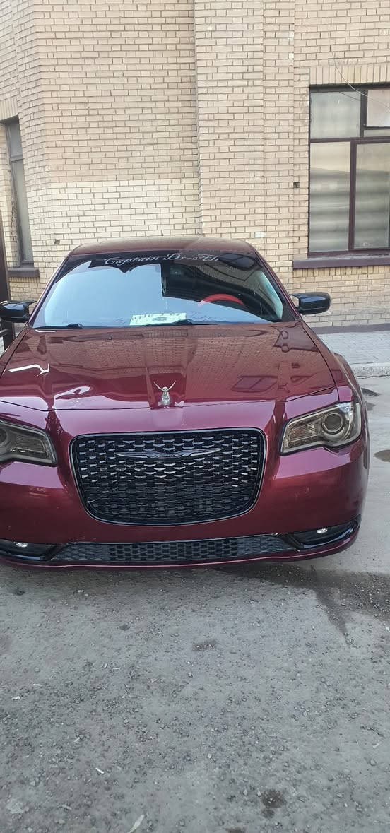 🚗  بسبب المواعيد الكاذبة 
بسبب المواعيد الكاذبة 
♧♧  بيع 
السلام عليكم  
للبيع : كلايسر C300 (أوباما)  فتحة كاملة قطعتين 
وارد  امريكي  بحالة ممتازة والاستعمال شخصي.
📅 الموديل: 2019  
🏷 مرمزة: 2020   
📄 التسجيل: بعدها ما مرقم تترقم اي محافظة تريدها 
🎨 اللون: كرزي  
✨ المواصفات:
- السيارة تو ويل بلادي  
- دواخل جلد نظيفة جدًا  
- كراسي أمامية كهرباء  
- كراسي ميموري (حفظ وضعيات)  
- تدفئة وتبريد للكراسي الأمامية  
- تدفئة وتبريد للكراسي الخلفية  
- ستيرن كهربائي مع تحكمات + تدفئة وتبريد 
- مرايا قلابات  
- لايتات زينون عالي وناصي شادلها عدسات زنون ب 400 دولار 
_ بيها عدسات عين الشيطان لون احمر 
- كامرة تسجيل إيزدوم أمامي وخلفي 360 درجة 
✅ السيارة حادثها مثل ما موضح بالصورة 
✅ صور أمريكا موجودة بالمنشور  
✅ استعمال شخصي، ما مشتغلة خط نهائي  
✅ أنا مستوردها  بدون ايرباك 
بصمة تشغيل وبصمة ابواب وجنطة 
تبريد قطعتين 
ويل قياس 20 بلادي 
تايرات بالباكيت 
باتري جديد بالباكيت 
دوشمة كاملة وشغل درجة أولى 
عليها ادامة كاملة من كلشي 
محرك 6 سلندر 3600 
بيها لدات بالدعامية الامامية والخلفية لد نشرة 
التايرات تو سايزز 
الأمامي 245/45/20
الخلفي 275/40/20
الداخل اسوود جلد والسقف بيجي 
ثلاجة امامية وتبريدها ثلج 
شاشة كار بلي بلادي 
نقصها حداديتها الامامية اشوية مستحقة 

💰 السعر: 160 قابل للتفاوض  
📍 المكان: بغداد / الدورة   
📞 رقم الهاتف: ***********
