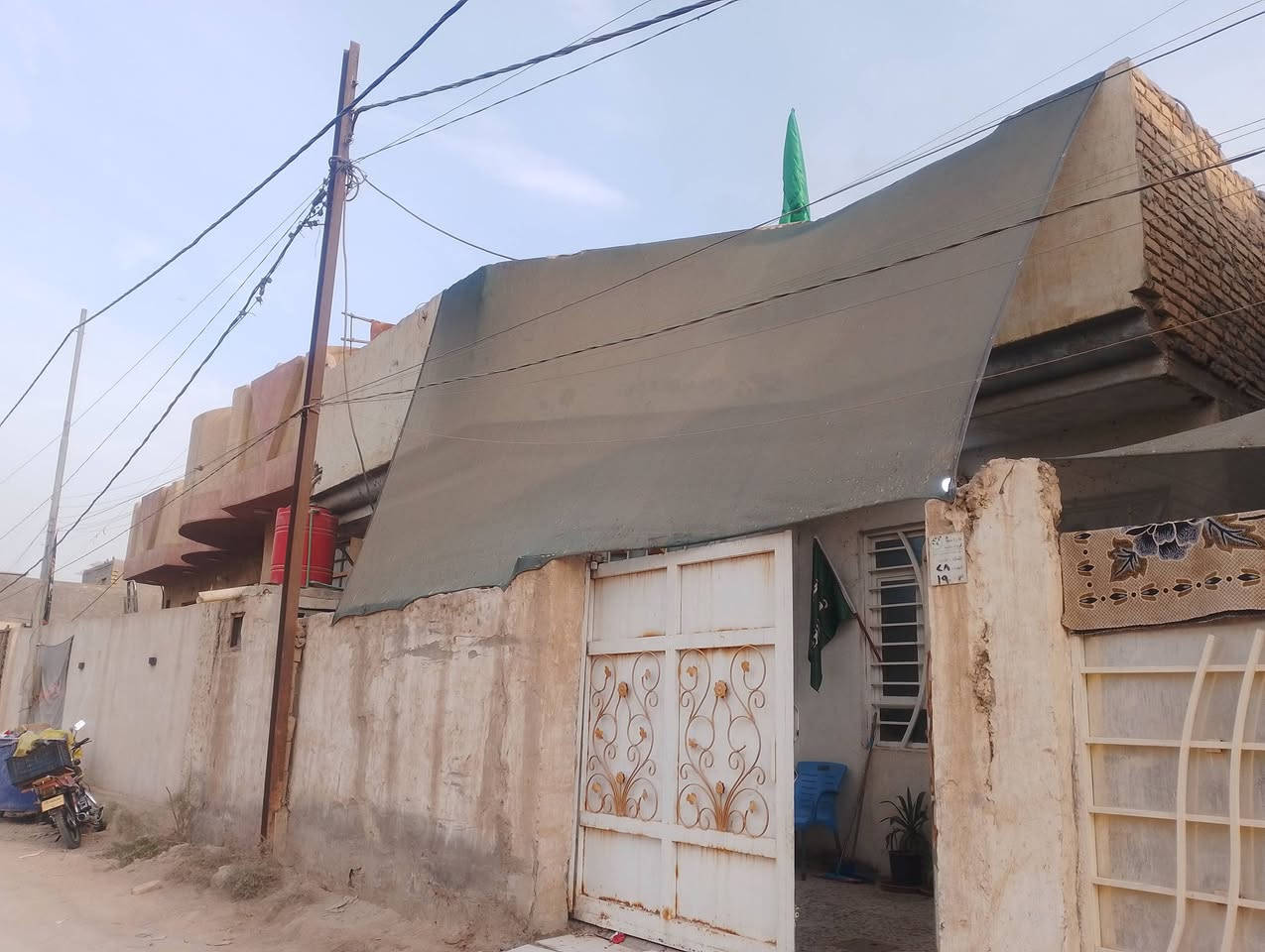 السلام عليكم بيت طابو زراعي سند 25 تحويل السعر 70مع المجال المساحه 135مقابل حي  الضباط ***********
