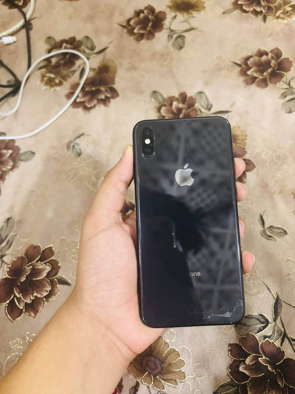 السلام عليكم اخوتي عندي إكس اس ماكس                      ذكره 256                                سعر 150                    🔋بطاريه 76.                                            فلاش عاطل ضوئ يعني كامل بلاد  كامره اماميه بويت 5 عاطله                                فيس. ايدي شغال كامل شغال تك سيم                   رقم بس وتساب بي ***********
