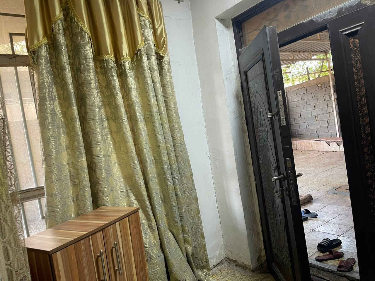 بيت مساحة  ٢٠٠ م  يباع كامل في حي تونس 
يتكون من طابقين 
الطابق الاول يحتوي على
 على  حديقة و صالة و هول و ٣ غرف و حمامات عدد ٢  
والبناء جيد 
والطابق الثاني يحتوي على شقة جاهزة  بناء سنة ٢٠١٥ و مفصولة بشكل كامل  وتحتوي على صالة كبيرة و غرفتين كبيرة  و استقبال وحمامات  عدد ٢ 
ويحتوي الدار على سطح عدد ٢ 
موقع  الدار جيد جدا في بداية شارع جامع القران الكريم  اول فرع جهة اليسار و الفرع مغلق 
شارع هادئ جدا 

***********
