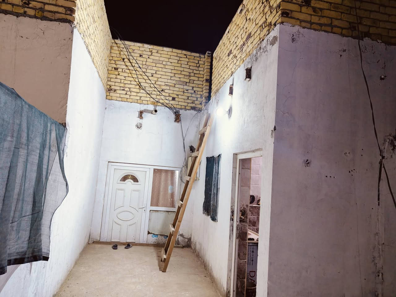 بيت للبيع في حي لامين طريق السنيه قرب جامع سيد يوشع عمود 640 السعر المطلوب 33. وبي مجال بيت مساحته 250 بنا غرفتين وصاله ومطبخ داخلي وخارجي وصحيات خارجي وداخلي ينباع مع لاثاث ***********
