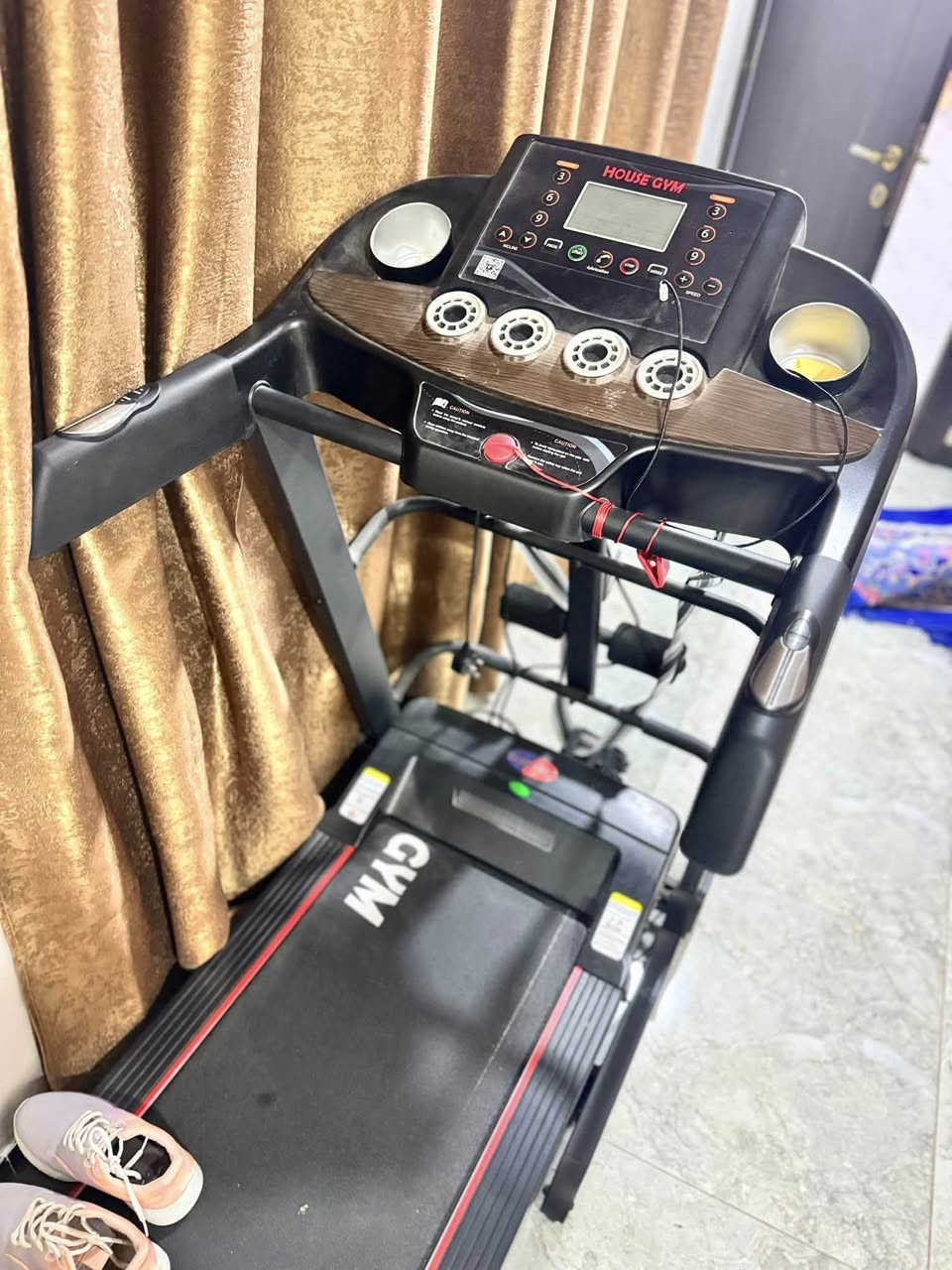 جهاز  جري رياضي للبيع ماركة HOUSE GYM
✅ دبل ماطور جبلي ماطور نحاس
✅ شاشة رقمية تعرض الوقت، السرعة، 
المسافة والسعرات الحرارية
✅ أزرار تحكم سريعة بالسرعة
✅ مفتاح أمان (Safety Key) للإيقاف الفوري
✅ حساسات نبض على المقابض
✅ حامل أكواب يمين ويسار
✅ حزام مساج/اهتزاز مدمج
✅ حبال مقاومة لتمارين الذراعين
✅ قابلة للطي وتوفير المساحة
✅ مناسبة للاستخدام المنزل
✅ سبب البيع مكان ماعدي
✅ مدة الاستحدام ٤٥ يوم
✅ عنواني بغداد  الدورة واكو توصيل
امانه الله نضافتة فول 
تواصل عل خاص


**إذا كنت صاحب هذا الإعلان وتريد حذفه لأي سبب، رجاءا أرسل رسالة إلى الدعم الفني**