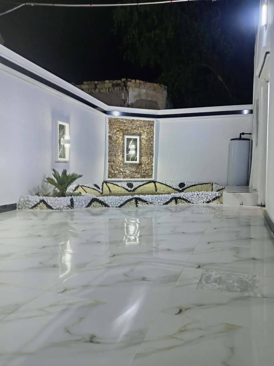 سلام عليكم بيت للبيع ع شارع مباشر منطقت خيري مقابل جامع الرحمه السعر ٣٠  للأسف ***********
