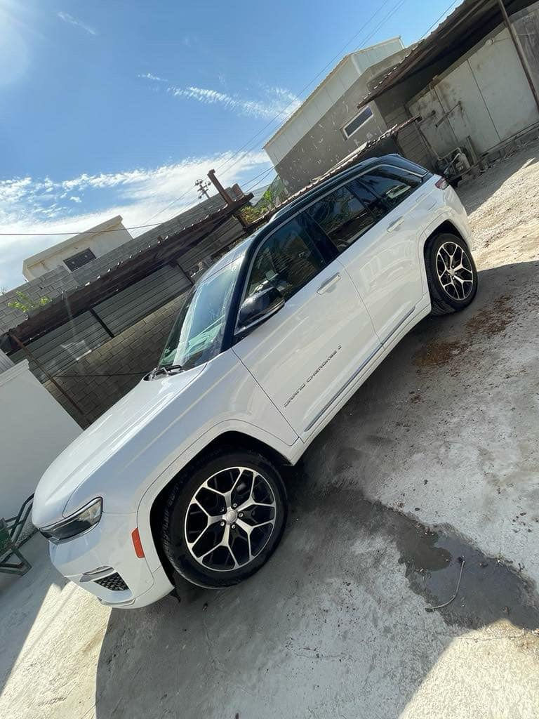 جيب كراند شيروكي موديل 2023مواصفات سومنت ماشيه 13 ألف 
وارد امريكي
امبدل بيه طابوكه
وبنيل وصفحه شاصي
السياره فول مواصفات 
مكان السياره بعقوبه
لتواصل ***********
صور الحادث بالمنشور
