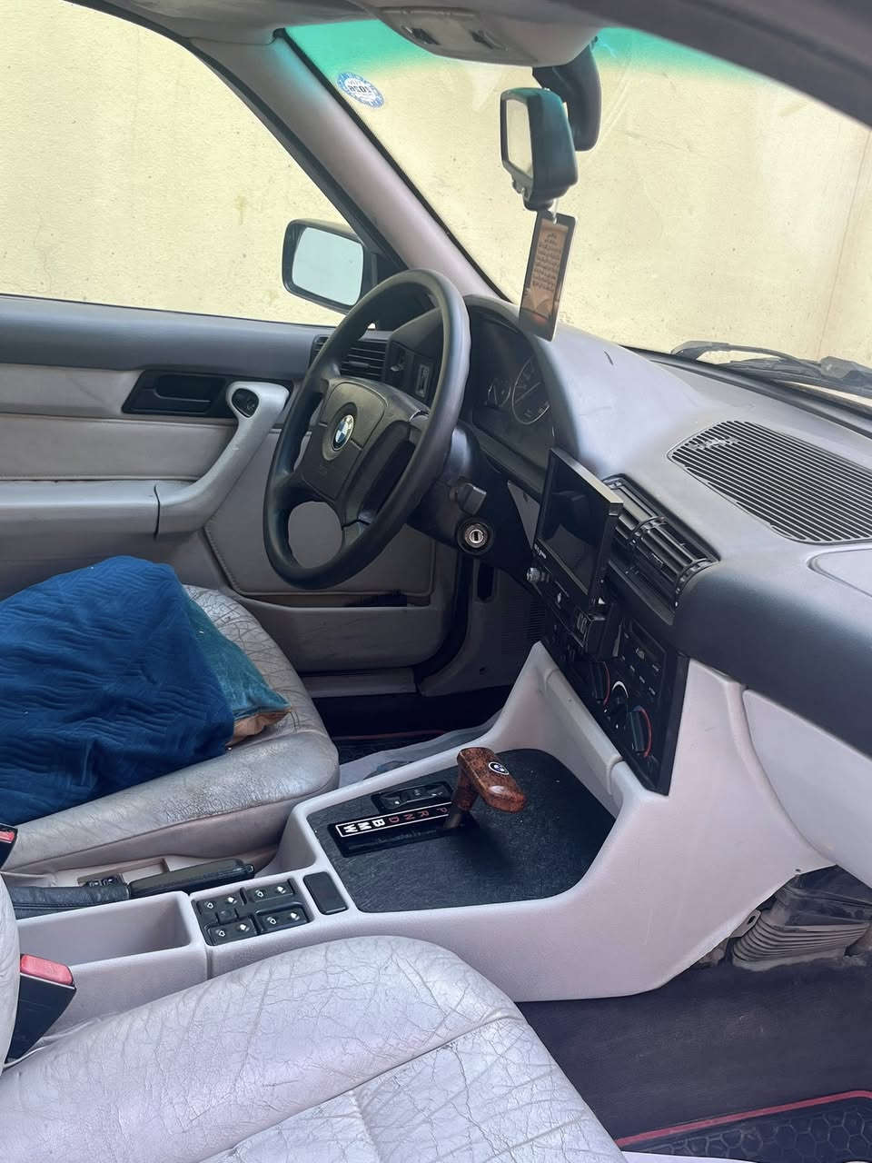 BMW 525
موديل 93 أصل
سياره فول مواصفات كهربائيات كلها شغاله حتى الكشن سائق كهربائي بالكامل 
سياره م ناقصها شي بس رقم  نقصها تحويل. ثاني يوم شرط انطيك بالكير والمكينه ضمان
1 صبغ بس جماليه 
2سعر 64 وبيها مجال كلش بسيط
***********
