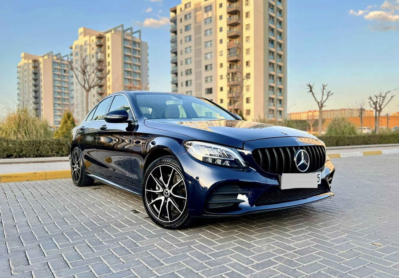 Mercedes benz-C300-AMG
🗺️🗺️مكان السيارة حاليا(بغداد)🚘🚘
💎الموديل(2019)..
💎عداد المسافة// (٤٠ ألف حقيقي)..
💎..رقم السيارة (سليمانية)

☑️☑️مواصفات وتفاصيل السيارة 👇👇
**فتحة سقف(سلايد روف).
**المحرك//2.0لتر توربو -4سلندر.
**ناقل حركة(9نمر)..
**شاشة معلومات وسطية(حجم كبير).
**تحكمات كاملة بالستيرن☑️
**نظام ملاحة (Navigation)+(Car play)..
**كاميرا خلفية (HD)..
**مقاعد جلد ابيض ملكي ودشبول مطعم بالصاج مميز.
**نظام تثبيت السرعة مع رادارات أمامية وخلفية وجوانب.
**تشغيل بصمة مع نظام دخول ذكي..
**تدفئة ستيرن+أنارة محيطية(64لون)..
**بصمة ابواب مع الجنطة بصمة فتح وغلق كامل..
**كشنات الامامية تدفئة مع نظام خزن (ميموري)..
**كشنات الامامية كهربائية (كافة تحكمات)..
**صندوق كهرباء +(5 انظمة قيادة)..
**لايتات ليد (٨عدسات)+بك لايت ليد
*شحن وايرلس(Auto).
**نظام auto stop+auto hold.
**هيكل (AMG)كت..
**ويل كب حجم (١٨)لوك مع تخم تايرات لوك..
**عدة الاسعافات الأولية مع كاعيات الشركة موجودة.

ملاحظة📑السيارة حادثه كولش بسيط فقط ربع البنيد مبخوخ بدون دواخل بشرط وبدون ايرباك سليم وبدون تعديل بارد وبدون شخوط ..

ملاحظة// السيارة استيراد شخصي وعله أيد وحدة ليحد الأن واني الأيد الثانية  واستخدام نظيف وجديدة جدا..

☑️ملاحظة.السيارة بدون أي خلل كير ومحرك  وحدادية بشرط انطيك اياه وكهربائيات شغالة وحته ضوة جيك أنجن ممشتغل ومسويله سيرفس  كامل دهن وفلاتر وفلتر تبريد وشوته أصلي شركة ودسكات أمامي  وبطارية جديدة وبدون أي نقص ومسويله بوليش وتشميع…
💎💎هزة وفحص جديد وسنوية  مجددة تحويل ثاني يوم ومتحتاج لسيارة ترجع لسليمانية ✅✅

📞📞رقمي لجاد بالشراء (***********)🌹🌹
