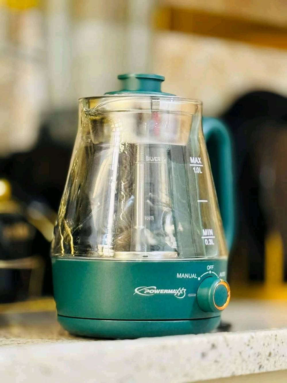 ماكينة شاي PowerMaxX3 مع سعة 1 لتر، تعمل بقدرة 600 واط، مزودة بوضعيتين للتحضير اليدوي والآلي. مصنوعة من زجاج سميك وفولاذ مقاوم للصدأ بدرجة مخصصة للطعام. مزودة بخاصية الحفاظ على السخونة، مثالية لتحضير الشاي بنكهات مختلفة. تأتي بلونين: البني والأخضر، مع مقبض بلاستيك مقاوم للحرارة.