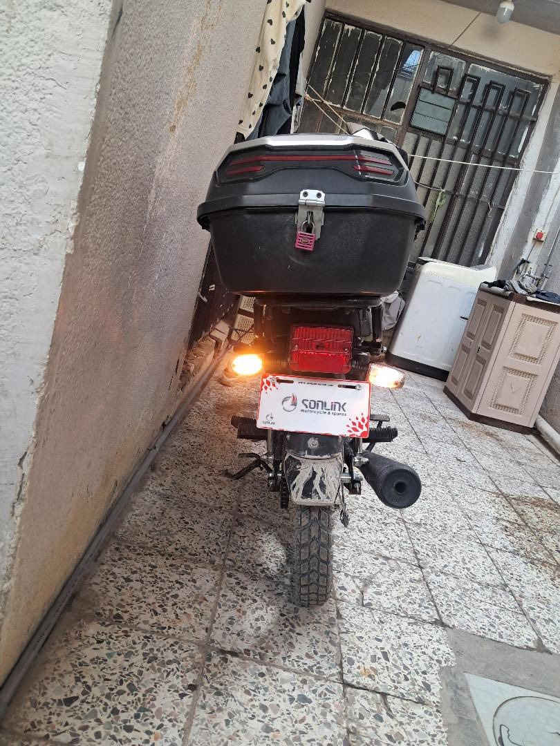 سلام عليكم دراجه سونك للبيع موديل ٢٠٢٥ الدراجه حيل نضيفه ما ماشيه استعمال شخصي لا مشتغل بيها دلفري ولا شي من البيت جيب بيها مسواك وصمون  ماشيه ٣٠٠٠ وقابل للزياده امانه الله الدراجه مكفوله كفاله عامه مكانها بغداد الكريعات السعر ٩٠٠ وبيها مجال الرقم *********** 
***********
