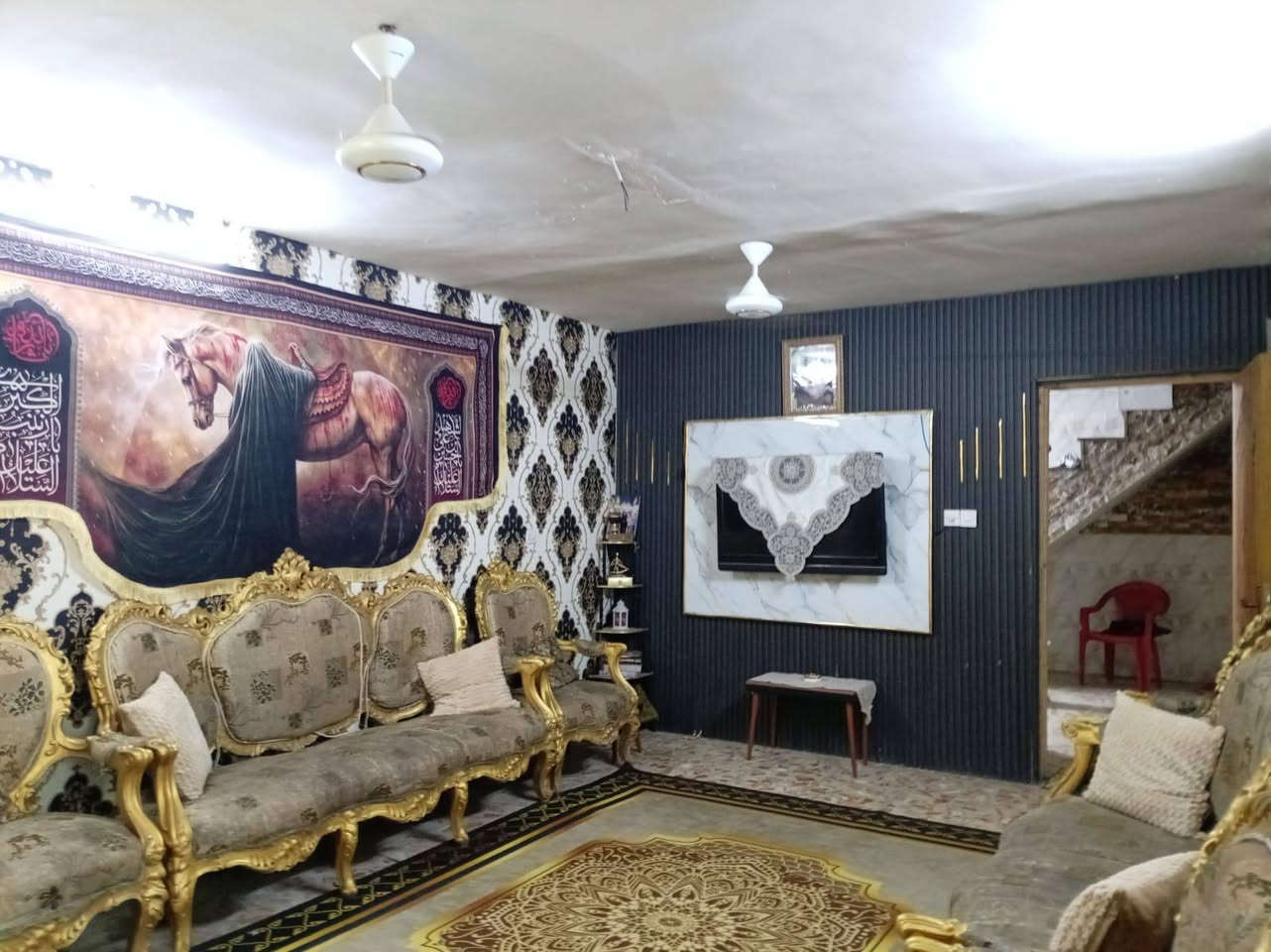 السلام عليكم دار ركن للبيع موقع مميز مساحته 74 واقع حال 80 واجهه 8 نزال 10 بغداد الجديدة شارع المسبح قرب جامع ذات النطاقين  الدار مدخلين يحتوي على غرفه استقبال وغرفه جلوس وصاله ومطبخ وخدمات و مخزن الطابق الثاني يحتوي على غرفتين نوم وصاله كبيره وبلكونه الطابق الثالث صاله كبيره وسطح للاستفسار على الرقم ***********
