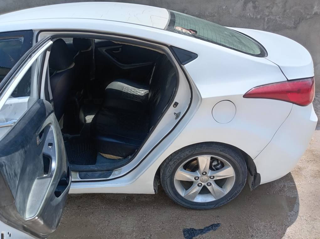 هونداي افانتي رقم بصرة  ***********
موديل 2012 رقم انكليزي جديد سنوية بأسمي 
محرك 1600 دوش جديد ضمان + الكير  بيه ضربة بالجاملغ الخلفي السعر 86$ وبيه مجال قليل مكاني البصرة شط العرب شط العرب, البصرة
