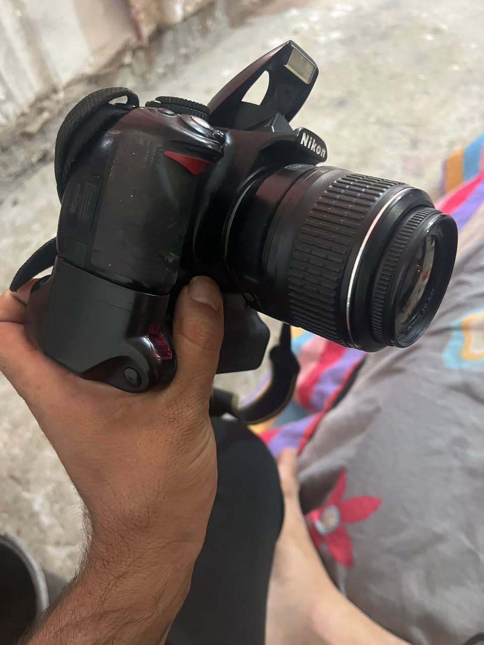 سلام عليكم كامره نيكون نضيفه مع غراضها وجنطتها وكيبل نقل صور للتليفون سعر 250 وبيها مجال *********** الكماليه ً
