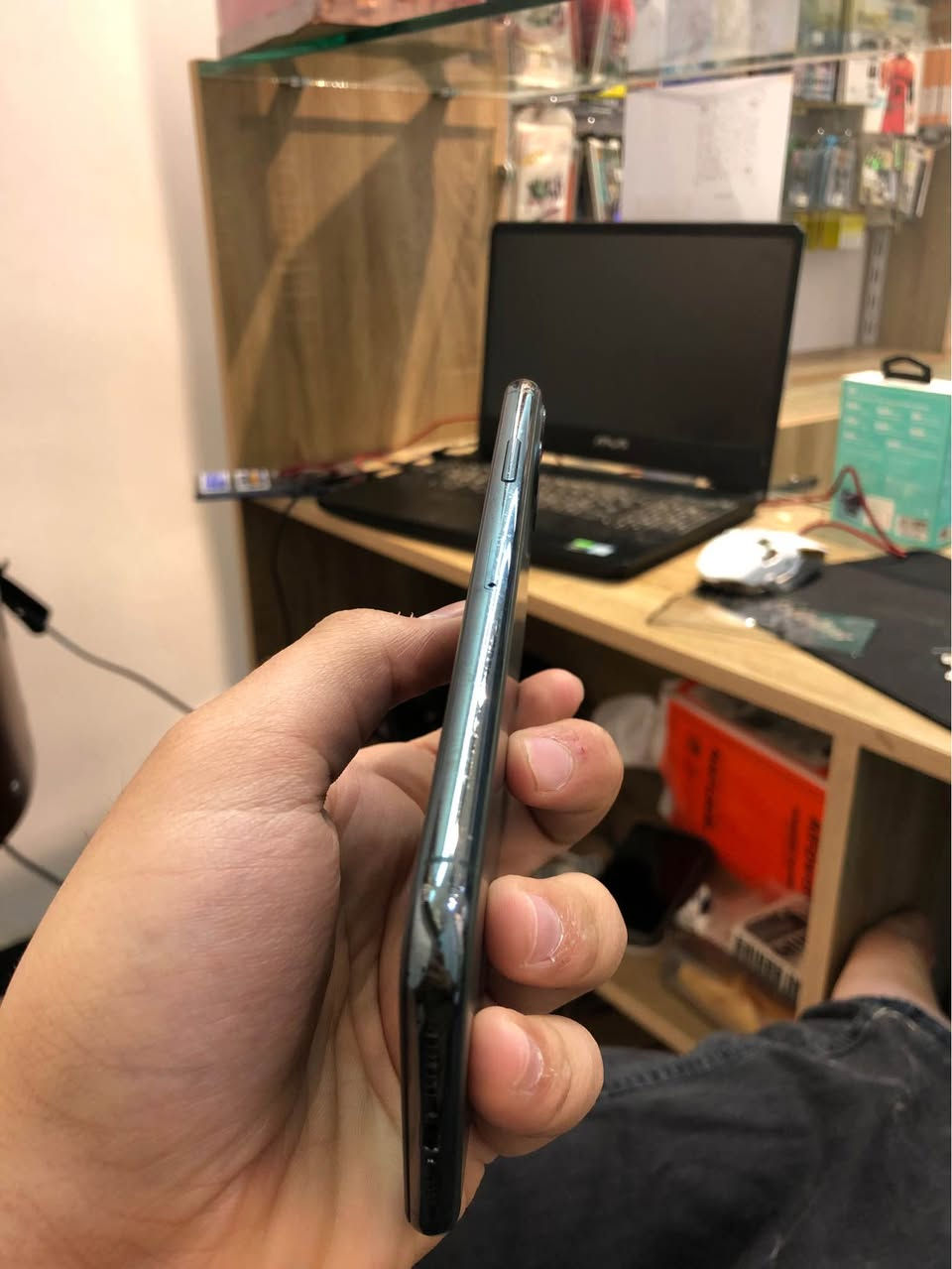 ‏iPhone 11 Pro Max 256GB

🔹 شاشة Super Retina XDR
🔹 كاميرا ثلاثية (واسعة + فائقة الاتساع + تيليفوتو)
🔹 وضع التصوير الليلي
🔹 معالج A13 Bionic
🔹 بطارية قوية تدوم طويلًا
🔹 سعة تخزين 256GB
‏🔹 Face ID
🔹 مقاوم للماء والغبار
🔹   تصوير فيديو 4K
🔹شحن سريع ولاسلكي
🔹تصمیم فاخر بزجاج وفولاذ

بطاريه ٩٤

عيوب الجهاز

فيس ايدي واكف

مبدل شاشه نوعیه ممتازه تفصيخ

سماعه المكالمات عطلانه

بس ك صوت ك تصوير شريحه ذاكره عاليه كله

شغال الجهاز هاي عيوبه علمود من تجي انت اتكون بالصوره و متفاجئ

التواصل فقط عن طريق الواتساب

 *********** !!
لا توجد خدمه توصیل اتنورنه بجيتك للمحل
عنوان کمیره مجاور جامع ابو الزهراء مقابل
مكتبه عبدالله( محل الضمان) الفارس, صلاح الدين
