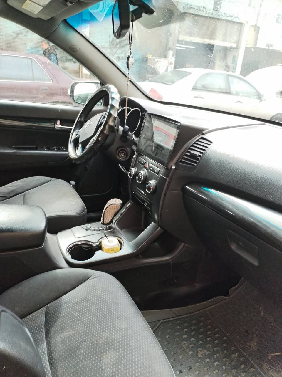 السلام عليكم كيا سورنتو للبيع مديل 2011 لون سلفر صبغ باب الوره السايق فقط بدون دواخل موصفات نص فول رقم نينوى مصطر السياره جاهزه اي نقص مابيها مكينه 4 سلندر تبريد قطعتين دبل شاشه داخل اسود تيرات جديده باتري جديد صدر امامي وخلفي كله جديد السعر 143 وبيها مجال مكان السياره موصل أيسر موبايل *********** كورك ***********
