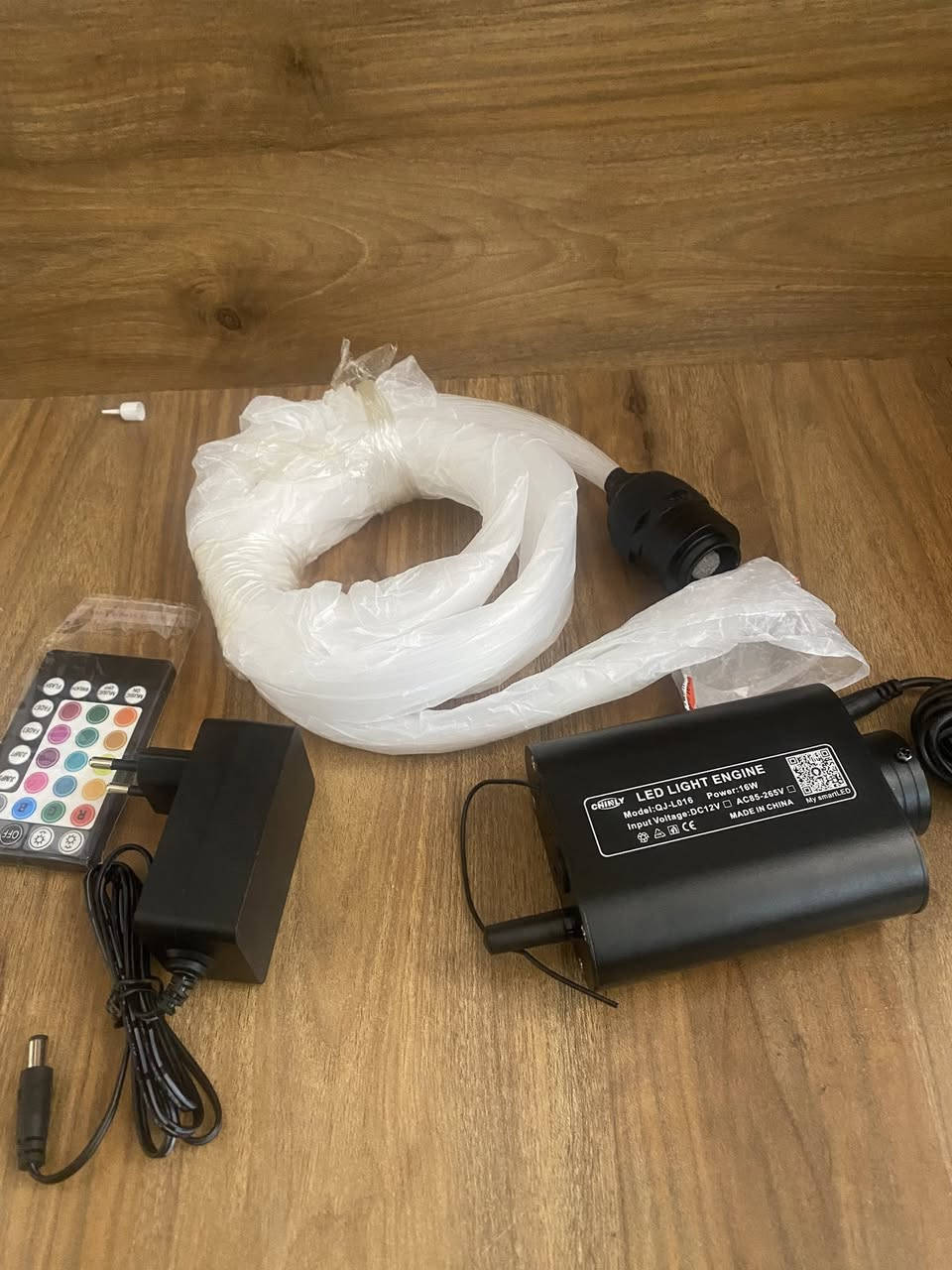 هو LED Light Engine (موديل QJ-L016) بقدرة 16 واط، وهو المحرك الأساسي لنظام الألياف الضوئية (Fiber Optic) المستخدم في عمل "سقف النجوم" (Starry Sky) في السيارات أو غرف النوم والديكورات الحديثة


**إذا كنت صاحب هذا الإعلان وتريد حذفه لأي سبب، رجاءا أرسل رسالة إلى الدعم الفني**