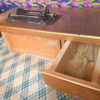 متوفر ميز أرضي لمكاين الخياطه كما موظح في الصورة.. والصندوق تسكام. توا...