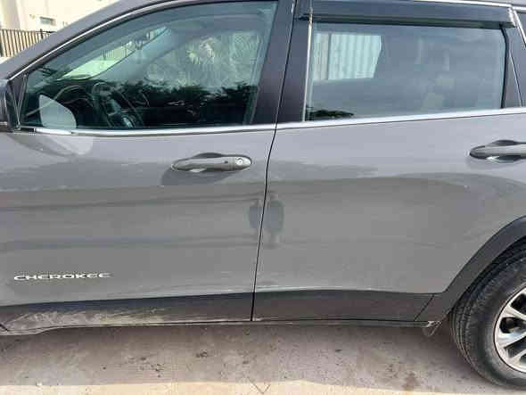 للبيع  جيب كومباس 2020 لمتد بلاس فول مواصفات وارد أمريكي ضرر بنيد فقط صور حادث بالمنشور ✅
السيارة كاملة بدون اي نقص 
الموديل: 2020✅
•الفئة: Limited Plus - فول مواصفات✨
• المحرك: 2.4 بنزين
• العداد: 40 ألف ميل فقط
• اللون: لون مميز ونظيف✨
• الاستيراد: وارد أمريكي
• الضرر السابق: بنيد فقط (صور الحادث موجودة
بالمنشور)✅
• الصبغ داخل العراق: باب خلفي فقط
رقم بغداد العنوان بغداد السعر 128 وبيهة  مجال  للستفسار اتصال ***********
