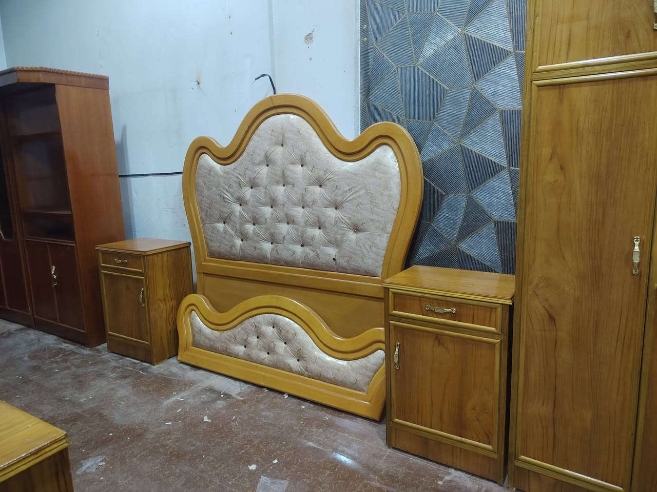 #للبيع 
غرفه السعر 750
مكتبه السعر 75
بوفيه متر و30سم السعر 100
العنوان 
الأنبار ا_لرمادي _التأميم القادسيه الثانيه _مقابل مدرسة زين العابدين الأهليه_ مجاور حدادة البركه
اللتواصل 
***********
***********
