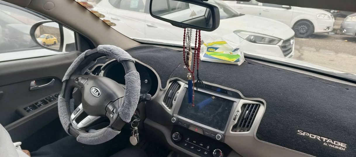 كيا سبورتنج ٢٠١٢ فول موصفات تحكم استيرن شاشه كاميرات 
ماشيه ١٢٠ ما بيها اي صبغ طخم توير بطارية بسمي السنوية الي ٢٠٢٨  جاهزه من كل شي 
السعر ١٥٨
رقم الموبايل ***********
