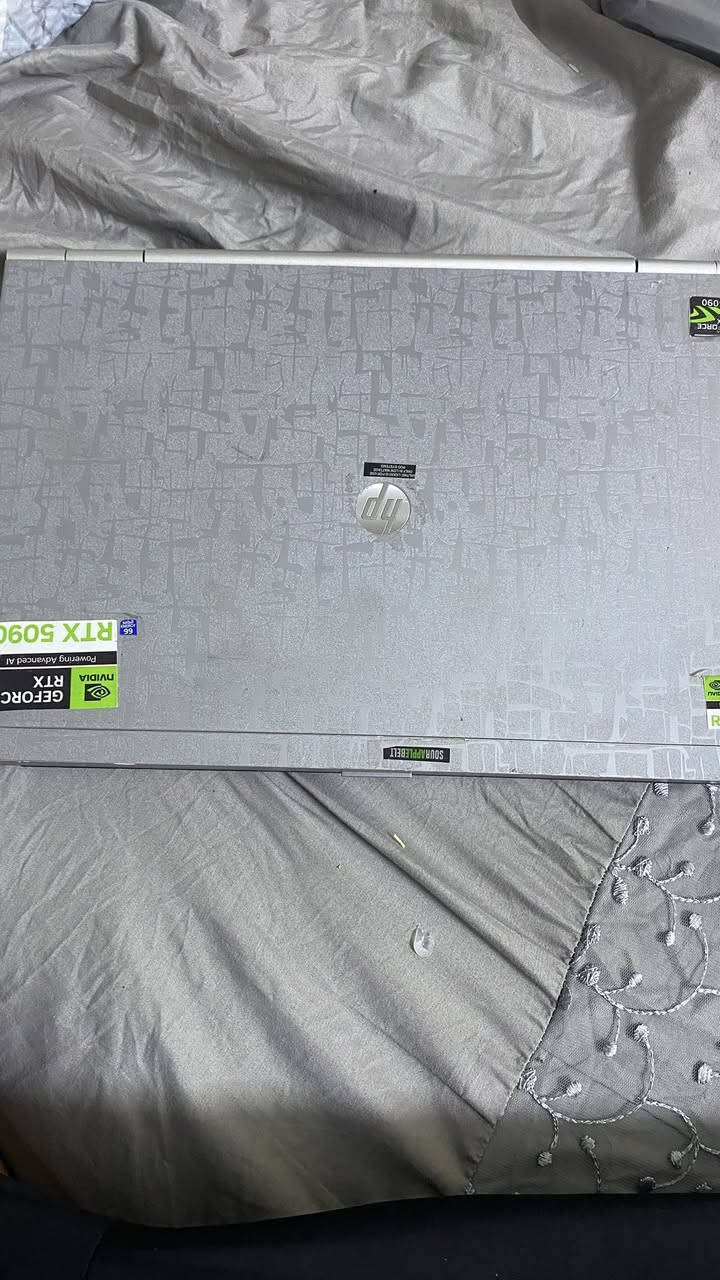 💻 للبيع لابتوب نضيف وقوي للأعمال والألعاب الخفيفة 🔥
🔹 المعالج: i7 جيل ثاني  
🔹 كرت الشاشة: AMD Radeon HD 7400 خارجي 
الداخلي AMD Radeon6700hd
🔹 الرام: 8GB  
🔹 التخزين: SSD 256GB (سريع جدًا)  
🔹 البطارية: نضيفة وتشتغل زين  
🔹 الحالة: نظيف جدًا بدون مشاكل  

✅ مناسب لـ:  
- الألعاب الخفيفة (Valorant / CS / زومبي)  
- الدراسة والعمل  
- التصفح والبرامج  

📦 الجهاز شغال 100% وما بيه أي مشاكل  

💰 السعر المطلوب: 300,000 دينار 

📍 المكان: بغداد  

📩 للتواصل على  واتساب
***********

ستكر ال5090 بس حطيته صعدت عندي الفريمات 😂😂(اشاقه مو صدك)
