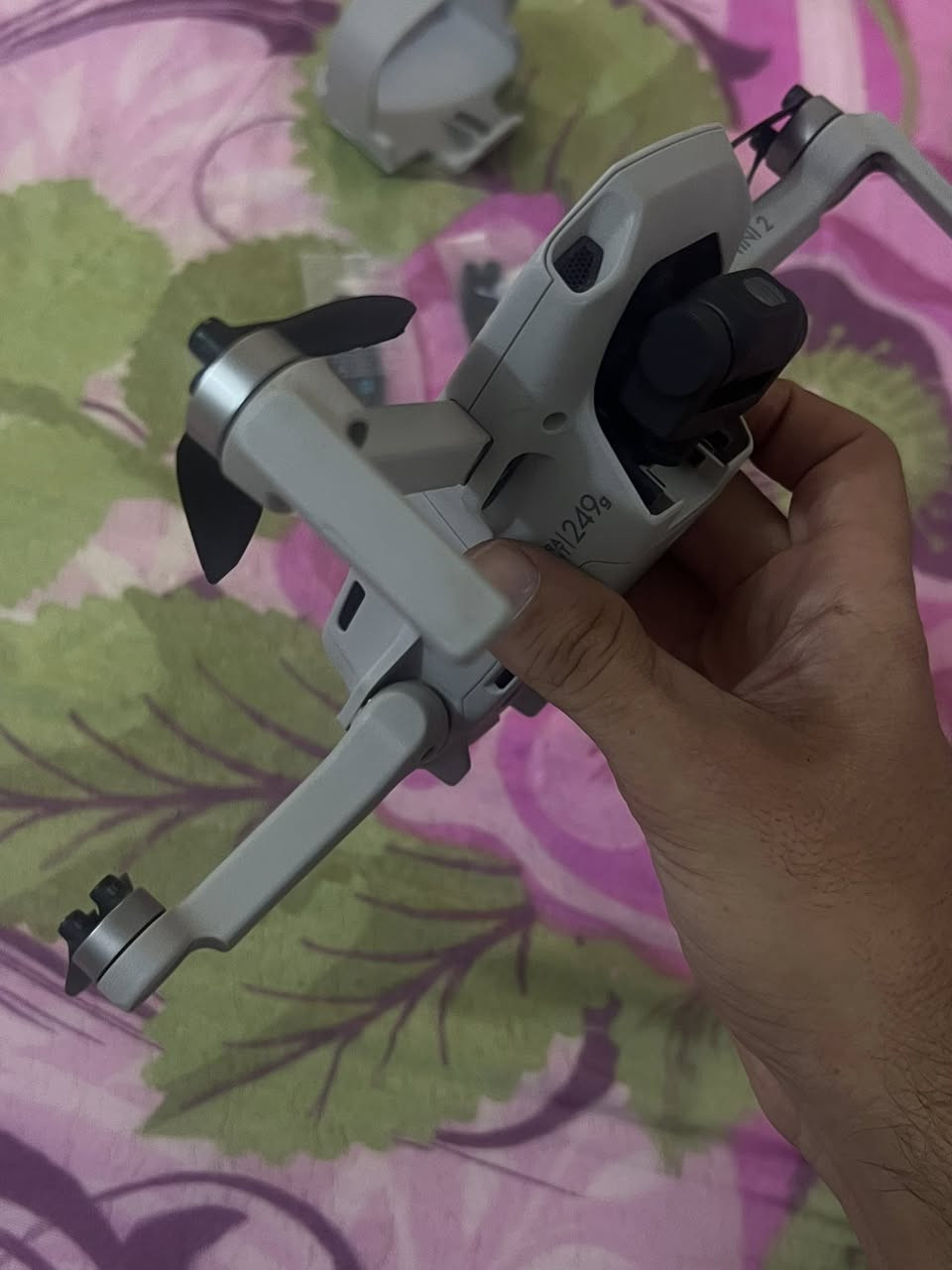 سلام عليكم
مني تو نضافه شوفت عينك 
كامل ملحقات 3 بطاريات وشاحن مكفول 
نضافه 100‎%‎
سعر 400 الف وبي مجال 
***********
