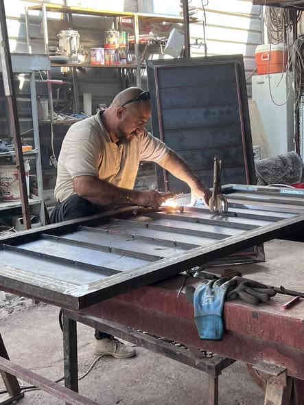 الحمدالله دائما وابدا ❤️
باب خارجي مع كتيبه حمايه  🏠 
وعمل كافه لوازم الحداده من (ابواب / شبابيك / والجملونات / والسقايف الكيسبان / والكيربي /  والسقوف الثانويه / الهايرب / والسانويج بنل بكافه تفاصيله ) 
للاستفسار الاتصال او مراسله الصفحه 
احمد ابو محمد 
: *********** متوفر  واتساب
