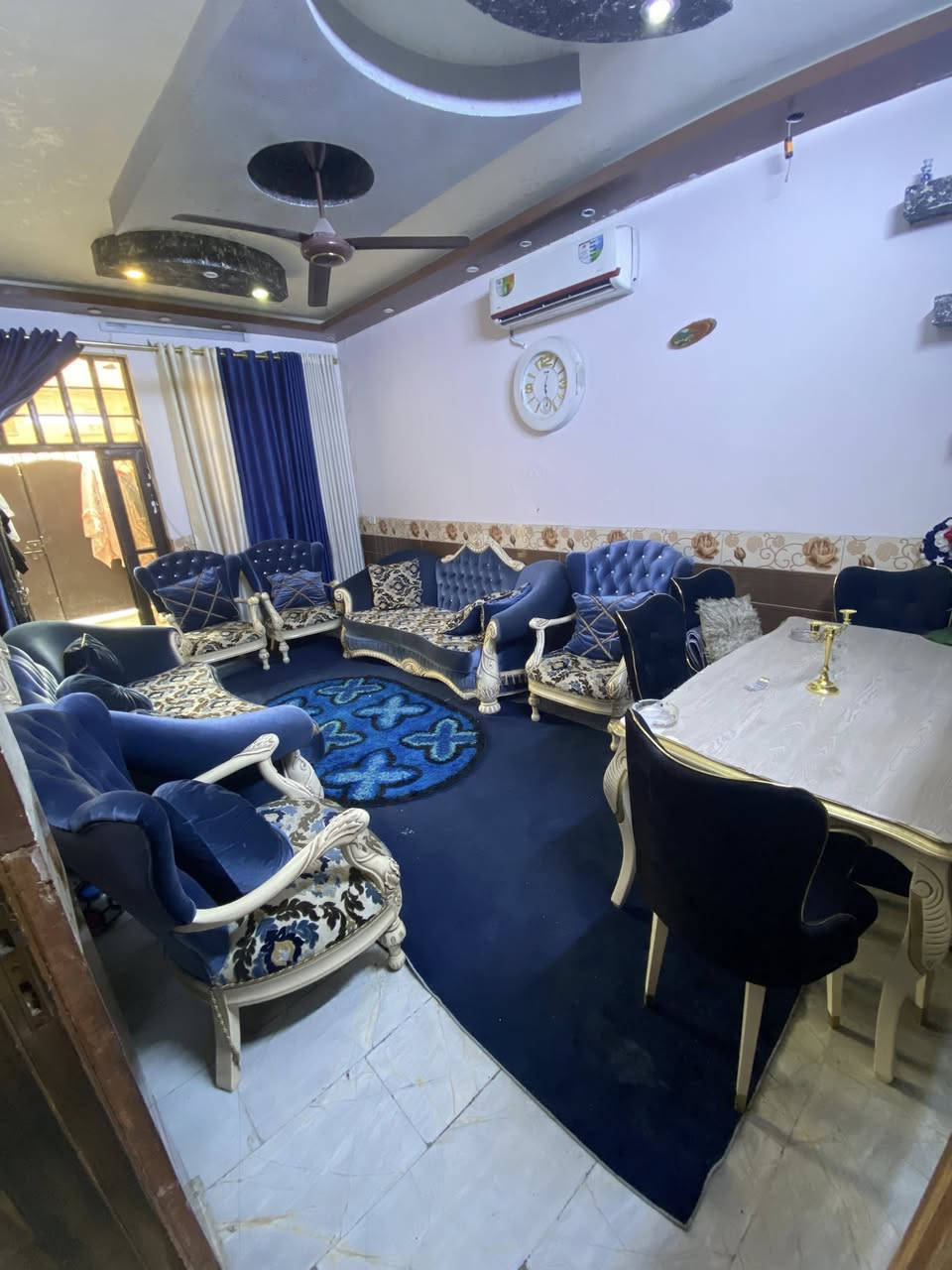 السلام عليكم
#موقع_مميز
بيت ١٠٠ متر طابقين يحتوي استقبال و
٣ غرف نوم 
٣ حمام  وبيتونة و٣ اسطح بناء جديد عام ١٨ 
ثالث بيت عن الشارع العام #موقع_مميز 
المعالف شارع دكتور حافظ /قرب اسواق ميمو 
***********  
***********
