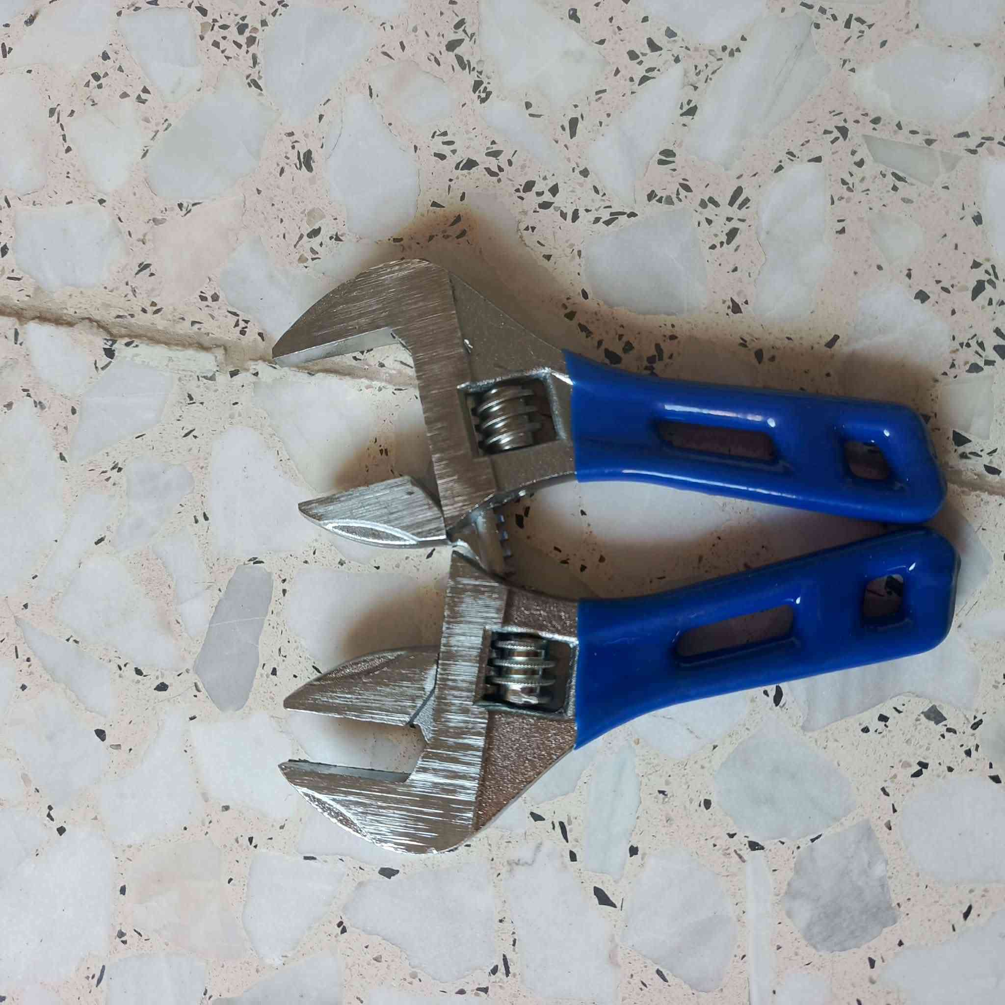 غراظ بالة للبيع.. جداحة كلش حلوة.. كندك شركة اصلي.. درنفيسات قلاب.. قفل .. موس كتر.. طباخ غاز.. والتواصل خاص..موجود كميات . ***********
