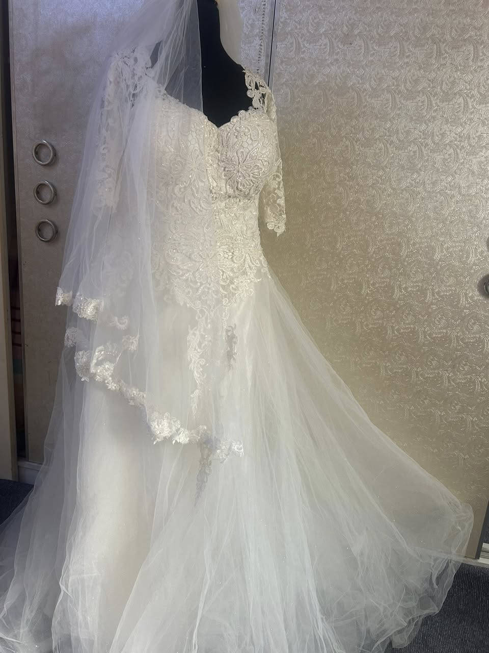 مرحبا
عندي بدلة عرس للبيع نضيفه حيل ملبوسه مره وحده للبيع اخذتها ب 200 
اريدها ب 100 وبيها مجال للاتصال ع واتساب فقط 
***********
