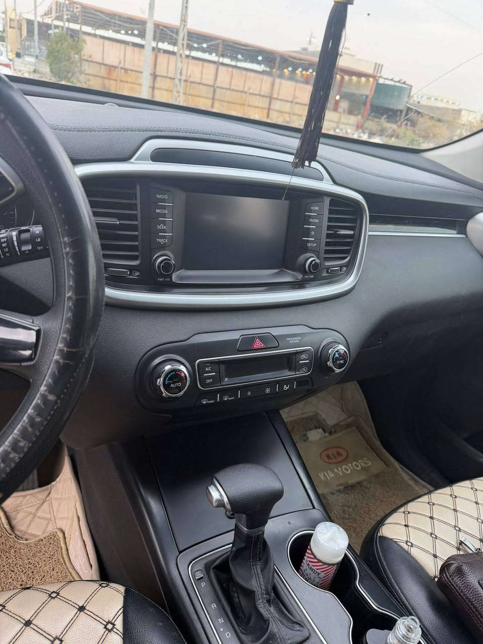 سلام عليكم 
سورنتو أمريكي كفاله شكل العشرين 
حادثها باب الصدر ومبدل شركة والباقي مكفول 
برغي واحد مامفتوح
6 سلندر 
7 راكب 
فول ويل 
4 انضمة قيادة 
تبريد ابيانو 
رقم بغداد دولي 
اللون ابيضّ 
ماشية 75
ويل كروم ابو نجمة 19 
كشنات والأرضية مدوشمة ***********
