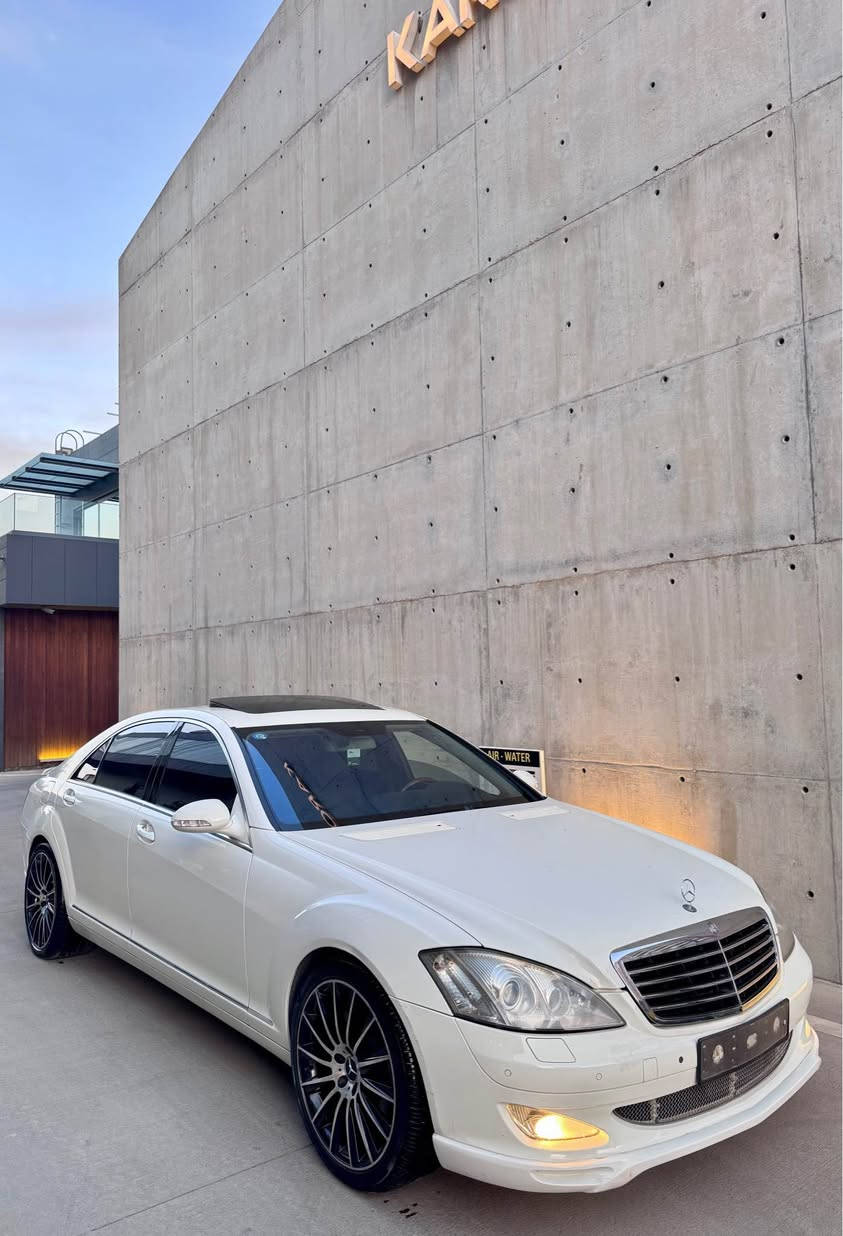 بەناوی خودای میهرەبان . مێرسیدس-بێنز S550 (2009). AMG V8 توین تۆربۆ. مواسە فات : سەقفی پانۆرامیک - دەرگای لارج 
ویلەکانی ٢٠ ئینج - سندوقی شفت - توین تۆربۆ
بریک هە وا یە - 
ڕاداری ئاوینە یە  - ٣ شاشە
5 پەردەی ئەسڵی - کوشن مەساج -
حاسە  پێشەوە و دواوە - Auto Hold - Auto Park
ڕاداری پێشەوە و گڵۆپی LED ـ 
سە یارە کە دوو پارچە ی بۆ یا خە 
بی رەقە مە و دو بە یە 
گیر و مە کینە ی بە شەرت 
بە شە رتی ئە وە ی ما لی مە دە نی نە بێت 
سعر / 95 گە لا و مە عا مە لە
ز.م/ *********** السليمانية, العراق

