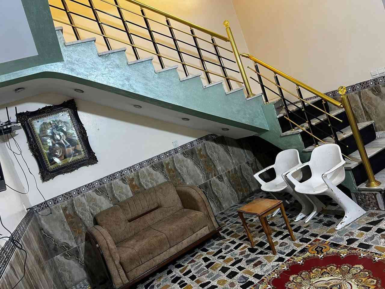 السلام عليكم بيت للبيع البلديات شارع المصرف حي التراث مقابيل عمارة ابو اسعد  مساحه150 الواجها7 ونص زراعي قرار25 بيت طابق واحد غرفتين نوم جوه  اوحده فوك سندويش بنائه جديد خدمات متوفره منطقه جداً مرتبه 
السعر170 وبي مجال ان شاءالله تفاصيل اكثر اتصل او مراسله واتساب***********
