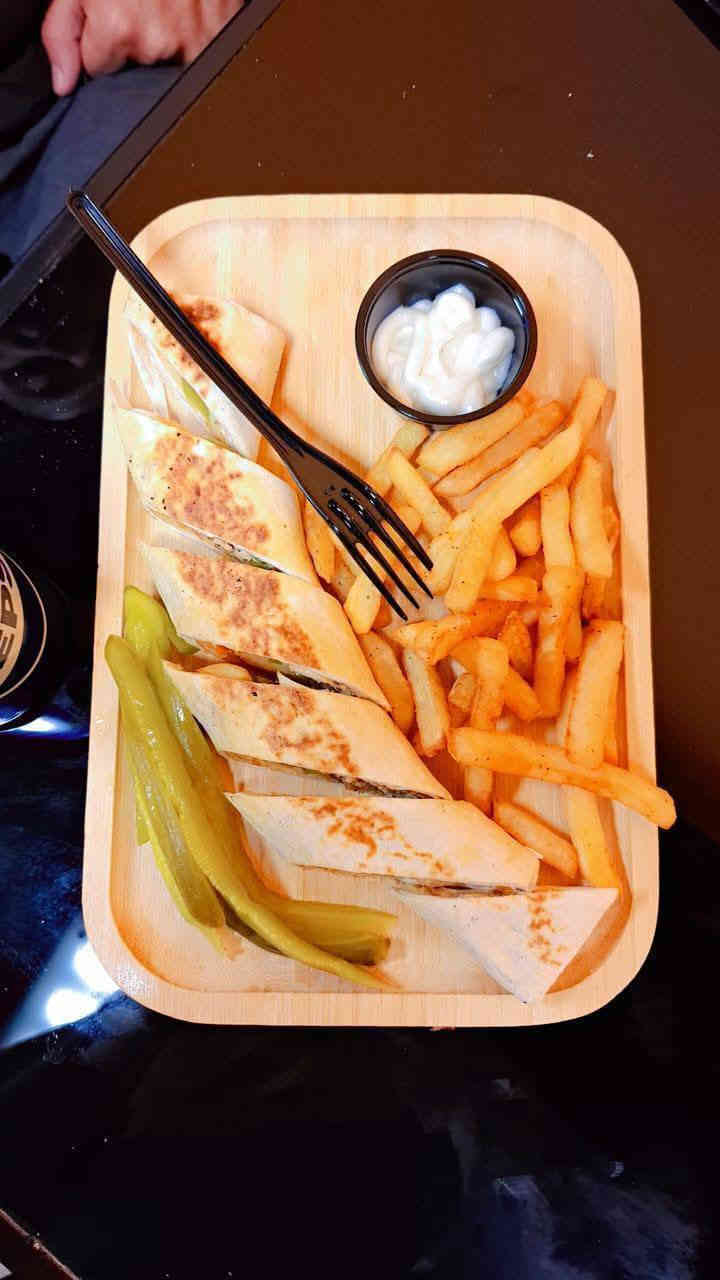 اهلا وسهلا بزبائننا الكرام 😍زبائن مطعم Star food  المميزين دائماً 
نستقبل طلاباتكم يوميا من ساعه 11صباحا والى الساعه الواحده 1ونصف بعد منتصف اليل،🥰  على هذا رقم واكيد بي وتساب 😍
*********** 
***********
خدمة توصيل مجانيه داخل المنطقه العنوان ابو غريب حي شهداء شارع 30 مقابل مجمع كاضم الطبي.
