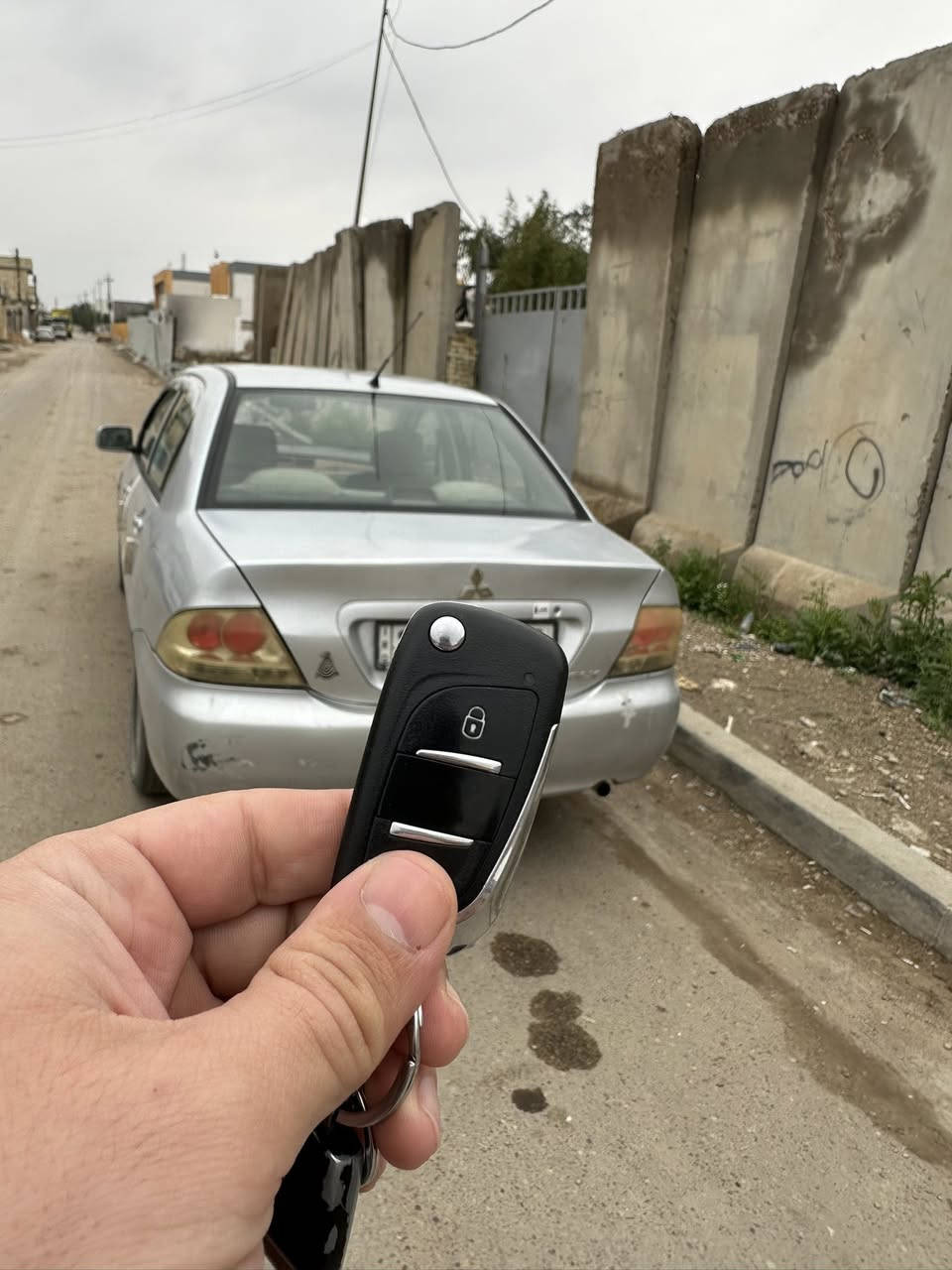 السلام عليكم 
السياره مغاسلها شارعنه طين 
للبيع لانسر موديل 2010
محرك 1500 قبق اسود 
محرك وكير خير من الله  
بيها ضربه بالجاملغ الامامي مال سائق ومصبوغه حزام 
تبريد شغال وكهربائيات كلها شغالة وغرفتها نظيفة وصدرها تعبان السعر 70 وبيها مجال قليل السياره باسمي شرط التحويل 
موقعها بغداد / الزعفرانية 
***********
