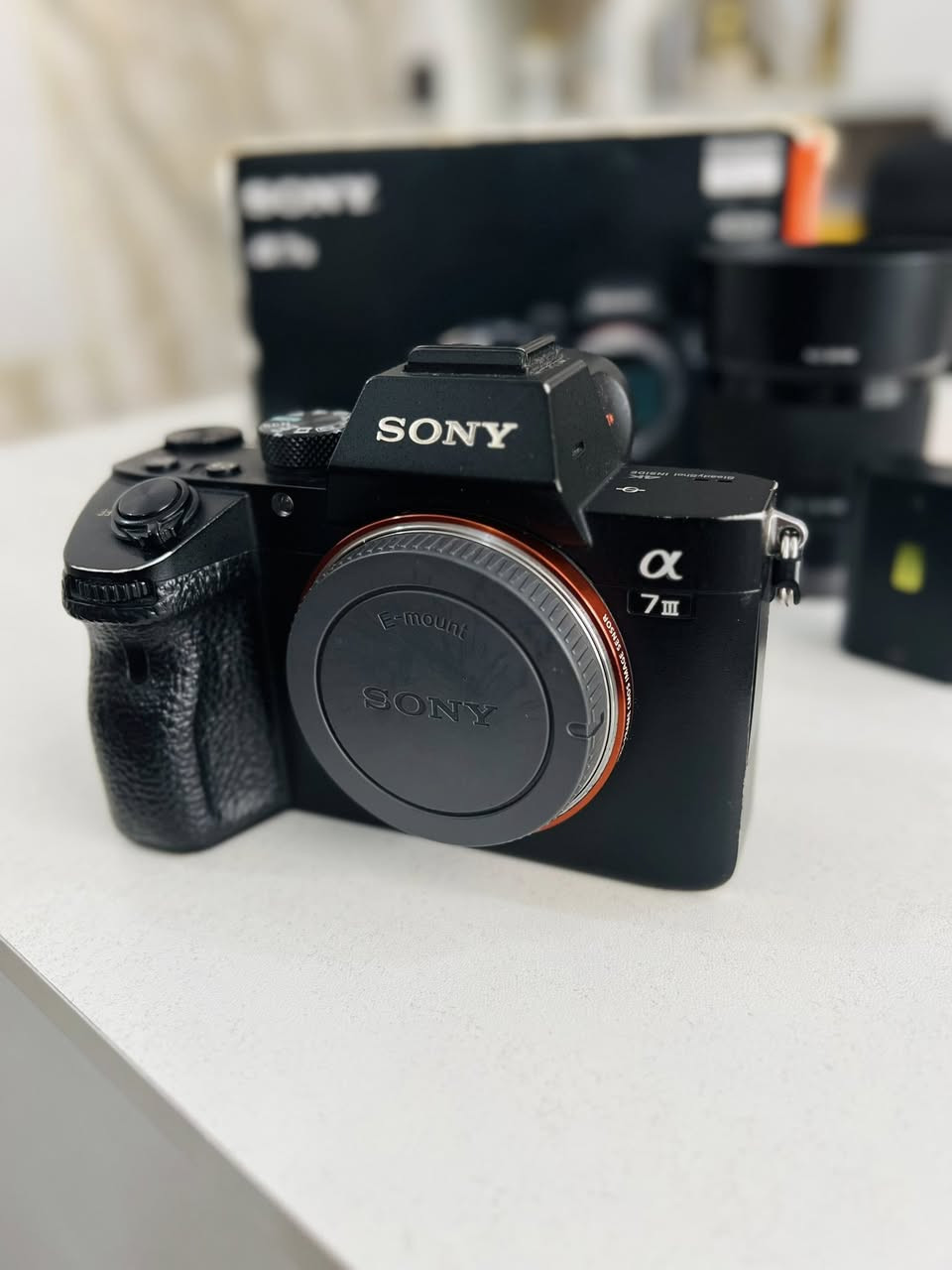📸 تفاصيل الكاميرا (Body)

 الموديل: Sony Alpha 7 III (Sony A7III / ILCE-7M3) - كاميرا فول فريم (Full-Frame) احترافية غنية عن التعريف.

 الحالة: نظيفة وتعمل بشكل ممتاز، وتظهر الشاشة القابلة للإمالة (Tiltable Screen) بحالة سليمة تماماً في صورة "image_8.png".

🔍 العدسات الملحقة (Lenses)
العرض يجي وياه عدستين مميزتين يغطن أغلب الاحتياجات:
1 عدسة سوني 50mm (العدسة الأساسية للعزل والبورتريه):
 الموديل: Sony FE 50mm f/1.8 (تظهر بوضوح في image_6.png).
 الملحقات: يجي وياها الهود الأصلي الخاص بها لمنع انعكاس الضوء وموديله (ALC-SH146).

2 عدسة سوني 16mm (العدسة العريضة للمناظر والطبيعة والـ Vlog):
 الموديل: Sony E 16mm f/2.8 (العدسة الفضية النحيفة الـ Pancake تظهر في image_5.png).
 ملاحظة: تأتي مع غطاء الحماية الأمامي الأصلي من Sony.

📦 الملحقات الأخرى (Accessories)
 الكرتونة الأصلية: كرتونة الكاميرا الرسمية موجودة (تظهر في image_7.png).
 كتيبات التشغيل: الدليل الإرشادي الأصلي للكاميرا متوفر (كما في image_4.png).
 البطارية: بطارية سوني الأصلية سعة كبيرة (تظهر في image_3.png).
 أغطية الحماية: غطاء حماية السنسور وجسم الكاميرا الأصلي (Body Cap) موجود (كما في image_2.png).

📌 الحالة: نظيف جداً، استخدام حشيم، 
وكافة الملحقات الأصلية موجودة.
📞 للتواصل والاستفسار: [ *********** ]
