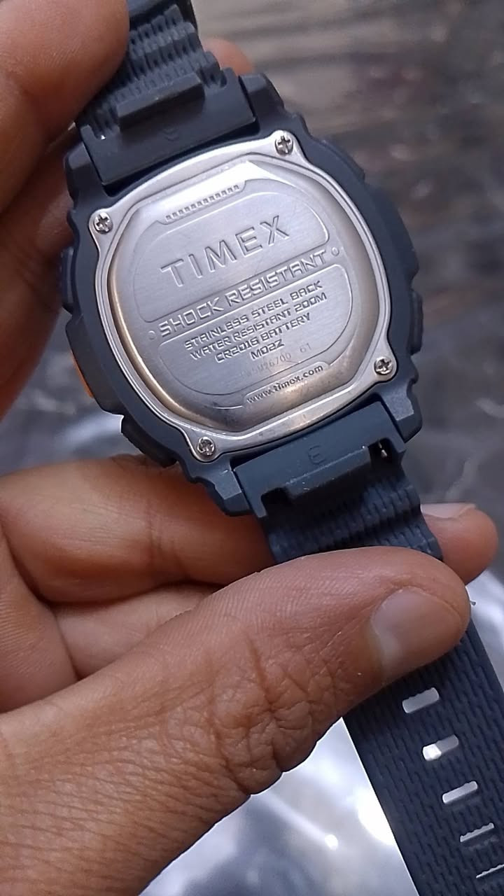 Timex Command 
 المواصفات والميزات  
•مقاومة الماء: حتى عمق 200 متر 
المتانة والتصميم:
هيكل خفيف الوزن ومصنوع من مواد متينة. 
•تصميم مميز بخمسة أزرار يوفر وصولاً مباشراً وسهلاً لجميع الوظائف. 
الميزات والوظائف:
•كرونوغراف (ساعة إيقاف): لقياس الوقت المنقضي، وأوقات الدورات، والأوقات المقسمة (CHR). 
•مؤقت عد تنازلي (TMR): وظيفة توقيت محددة مسبقاً. 
•منبه (ALM): تنبيه يومي. 
•مكرر/تذكير (REP): وظيفة التكرار أو اللفة. 
•إضاءة ليلية: مزودة بتقنية Indiglo® الشهيرة 
•تُعرف ساعات تايمكس بمتانتها وعمليتها، وهذا الطراز مصمم خصيصاً ليتحمل الظروف القاسية.


**إذا كنت صاحب هذا الإعلان وتريد حذفه لأي سبب، رجاءا أرسل رسالة إلى الدعم الفني**