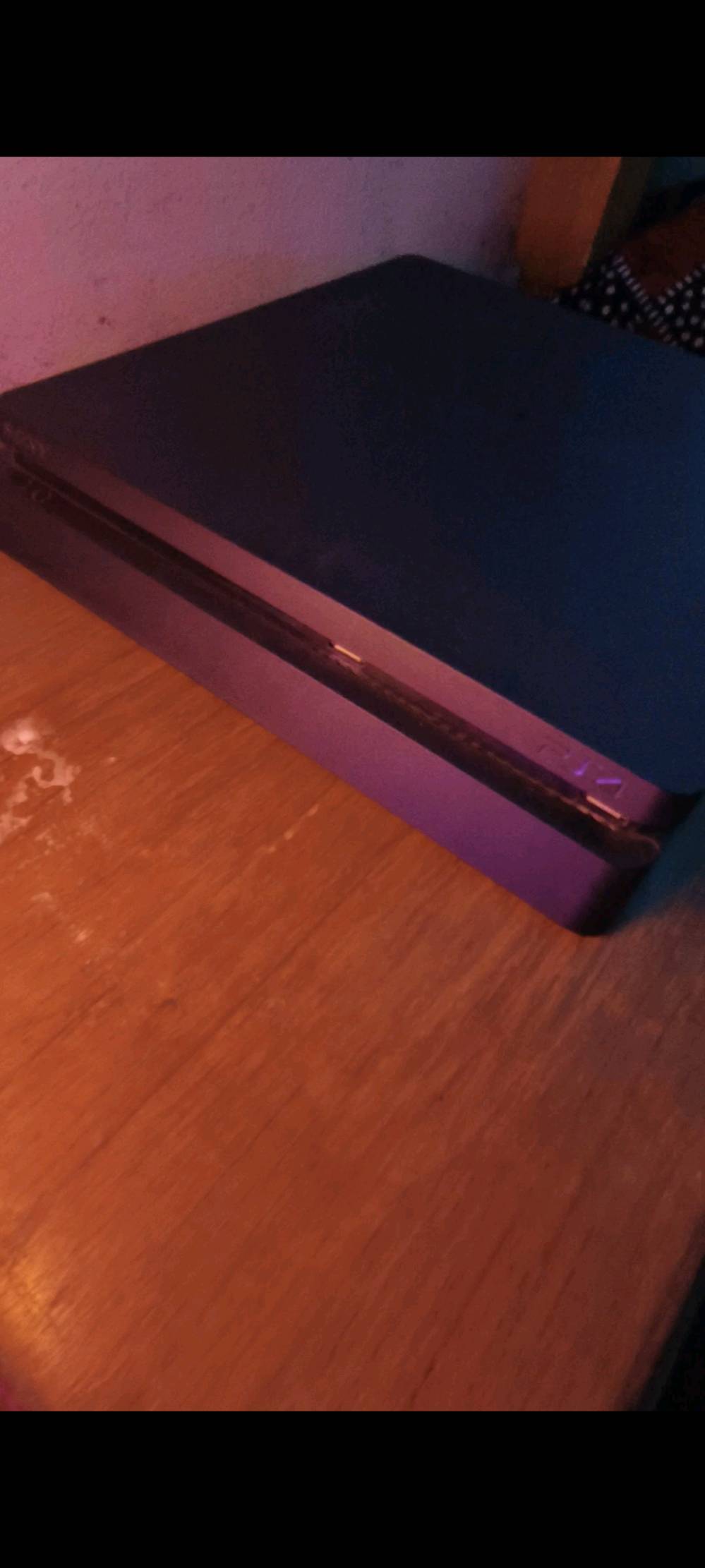 🎮 للبيع بلايستيشن 4 (PS4) بحالة ممتازة 🎮

✅ بلايستيشن 4 نظيف جدًا، وكالة وما مفتوح أبدًا.
✅ غير مهكر ويشتغل بدون أي مشاكل.
✅ مع قاعدة للبلايستيشن.
✅ 3 أقراص أصلية:

- GTA V
- FIFA 18
- PES 2020
  ✅ 3 جويستكات (يدات) بحالة جيدة.
  ✅ الجهاز جاهز للاستخدام مباشرة.

📍 الجهاز نظيف والاستعمال خفيف.
💰 السعر: (400) وبي مجال للطيبين
المكان: بغداد ابو غريب