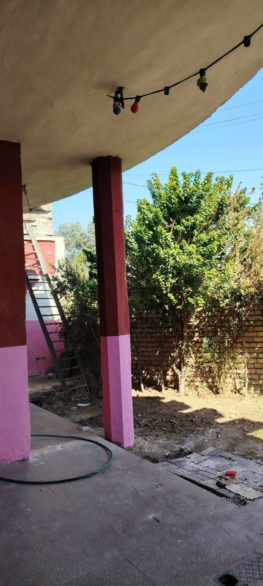 السلام عليكم بيت للايجار طابق واحد 150 متر 1 غرفة نوم و استقبال ومطبخ وحولي  وحديقة وساحة البيت جديد البيت كاشي و سراميك مكان البيت بغداد الزعفرانيه شارع الكهرباء  للاستفسار اكثر الهاتف ***********
