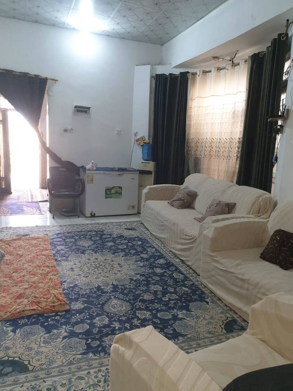 السلام عليكم
بيت طابو زراعي التقيه الثالثه  قرب سيد محمد قريب عالشارع مساحة البيت 100م  الواجهه 5 والنزال 20 يحتوي على بناء براني ومطبخ وصاله وغرفه نوم
وحمامات خارجيه 
وحمام داخلي 
الارضيه كلها بورسلين 
السقوف تغليف ثانوي
ارتفاع البيت عالي عن الشارع 
علما أن البيت مشمول بالتطويب الجديد 
للاستفسار....الاتصال على الرقم ***********
***********
