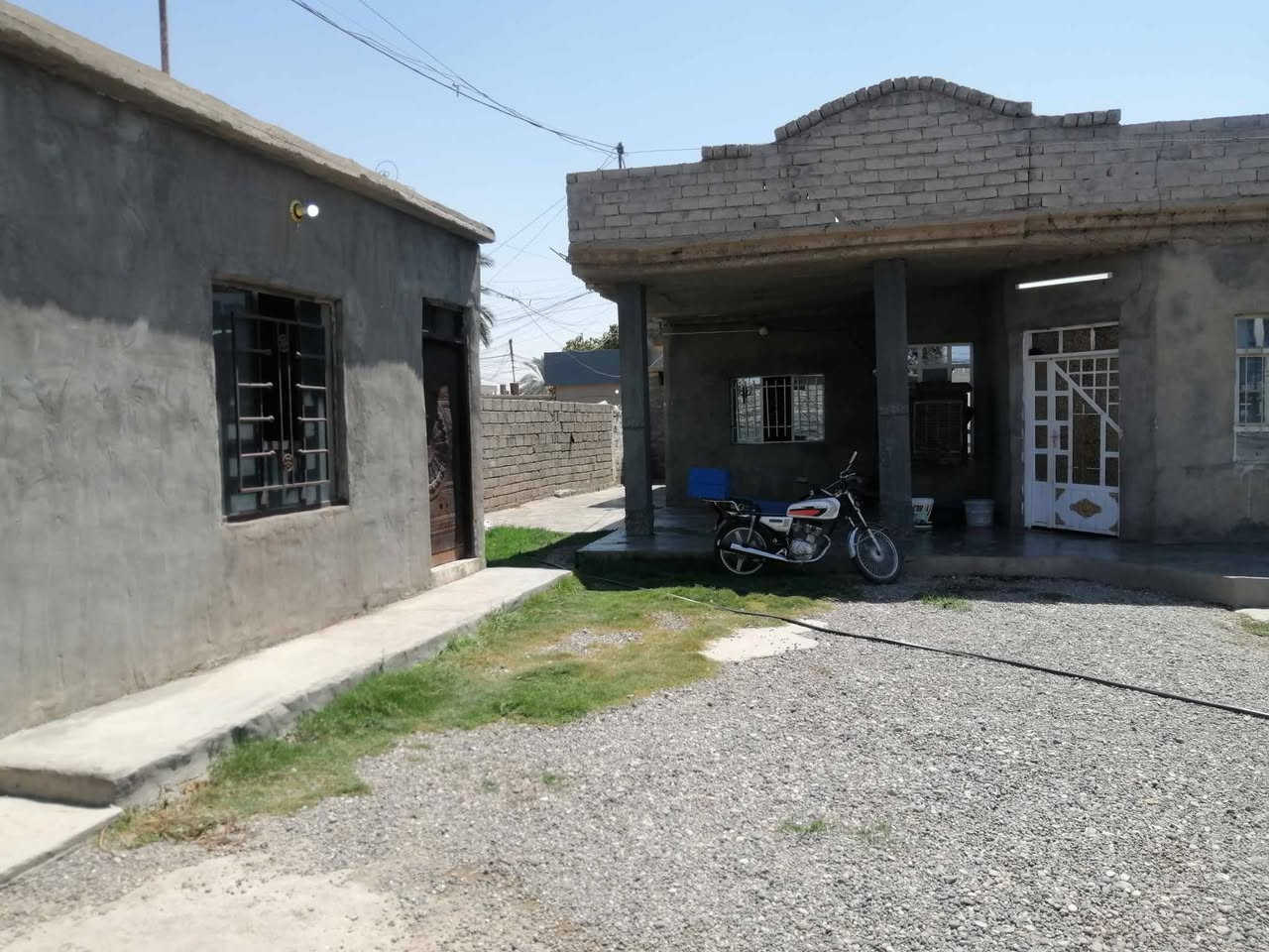 #دار_للبيع
الكائن في قرية الحورية القديمة
مساحة الأرض الكلي 576 /العرض 18 والنزال 32
البيت متكون من 3 غرف +موزع+استقبال +ربعة+مطبخ خارجي+ربعة خارجية 5*3
#للأستفسار
 ***********
***********
