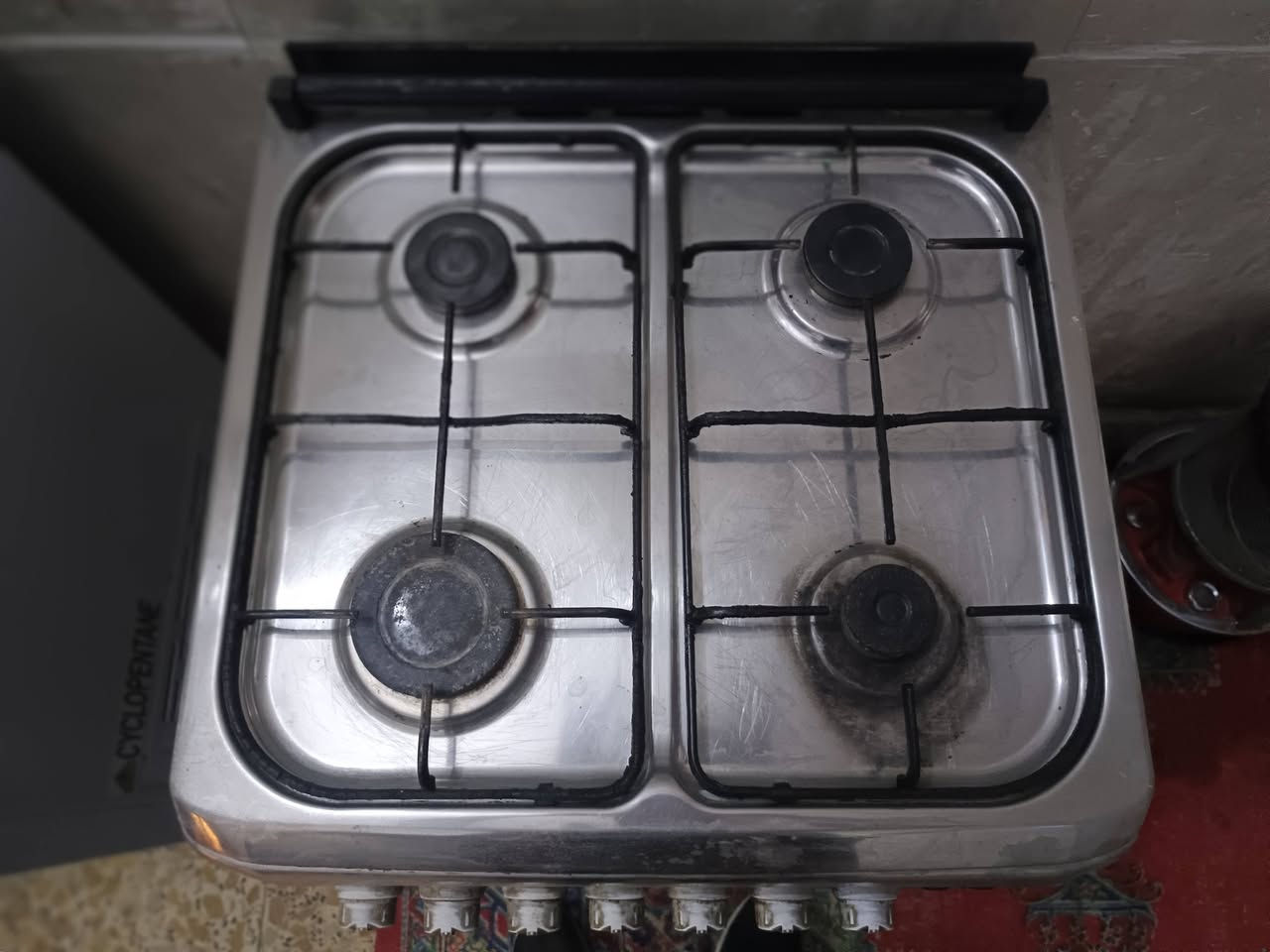 السلام عليكم
طباخ نظيف و شغال بل كامل كل عيون و فرن شغال فوق و تحت مع صينية فرن و حديدة سمج أو دجاجة . بس شيء وحيد بية عين علي يمين بل صورة بوري غاز مربوط بل عين فالت عندي أي مصلح طباخات يسويها 10 أو 15 ألف بسيطة. 
سعر طباخ 100 ألف و بية مجال طيبين. 

مكاني بغداد مدينة الصدر


**إذا كنت صاحب هذا الإعلان وتريد حذفه لأي سبب، رجاءا أرسل رسالة إلى الدعم الفني**