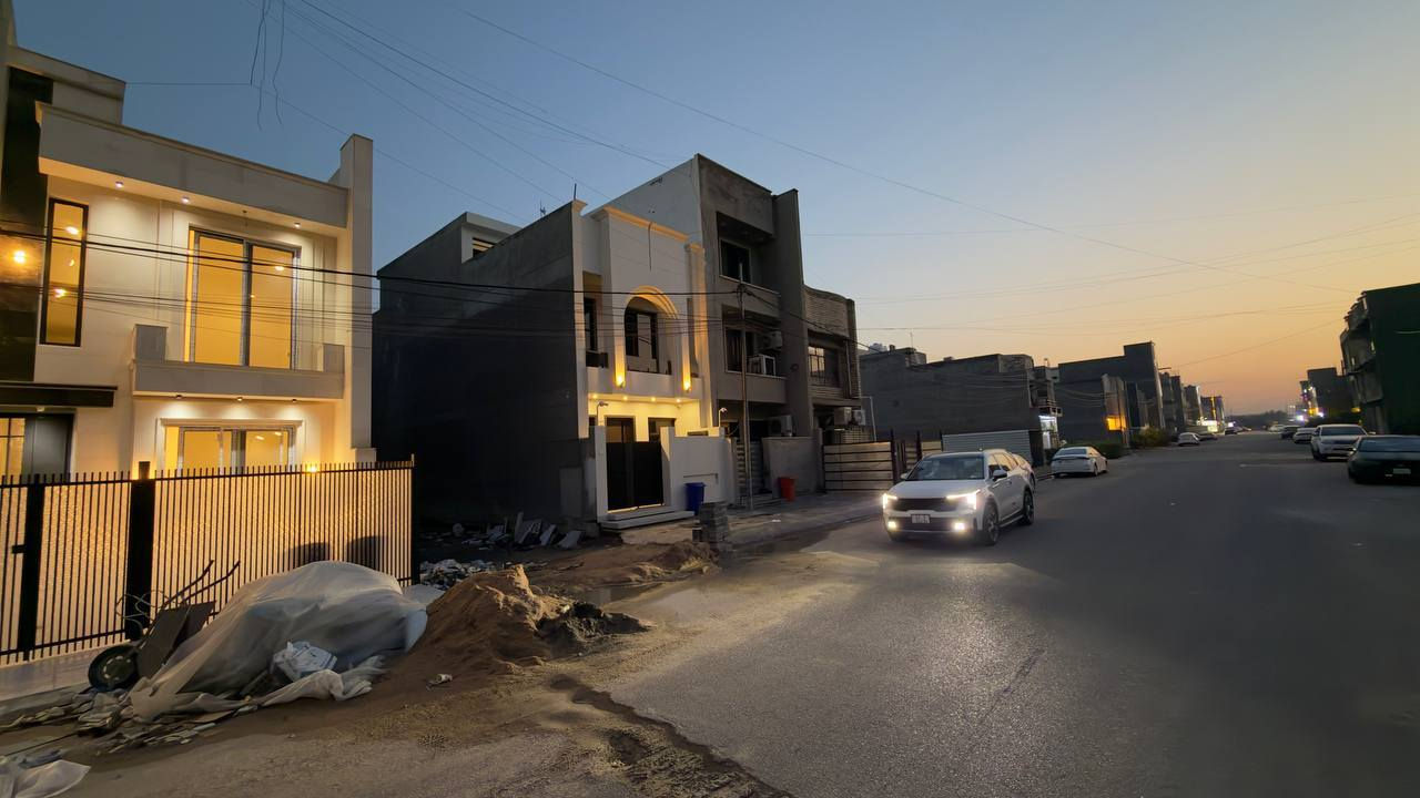 مشتمل للبيع 100م² في حي الجهاد (المسألة والعدالة) على شارع 20م. 🏗️
بناء حديث 2026 (قيد الإنشاء) بواجهة مرمرية. 🏠
يتكون من: 3 غرف نوم، صالة، مطبخ، و2 حمامات. 🛋️🚿
موقع مميز مجاور لمجمع النسيم. 📍
للبيع التسليم قريبًا. ✅
للحجز: *********** واتساب
(مكتب العدل العقار). 📞
