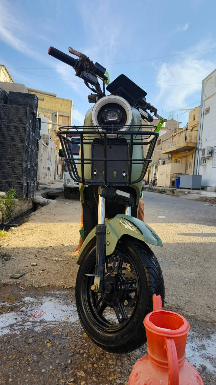 السلام عليكم
دراجه R9 للبيع 
مواصفاتها خمس بطاريات
اربع سرع سرعه الدراجه 99 الحقيقي 70 
مع شغلات الدراجه الاضافيه 
الدراجه جديد مستخدمه 4 اشهر فقط لا غير 
للاستفسار بل واتساب على رقم ***********
سعر خاص
