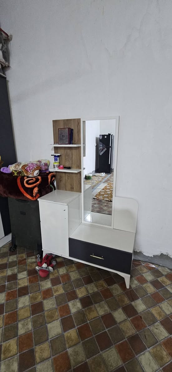 غرفه تركي للبيع نضيفه بدون ضرر  ٥ قطع سعر ٣٥٠ وبيها مجال بسيط مكان حله ورديه خارج للاستفسار *********** بي واتساب
