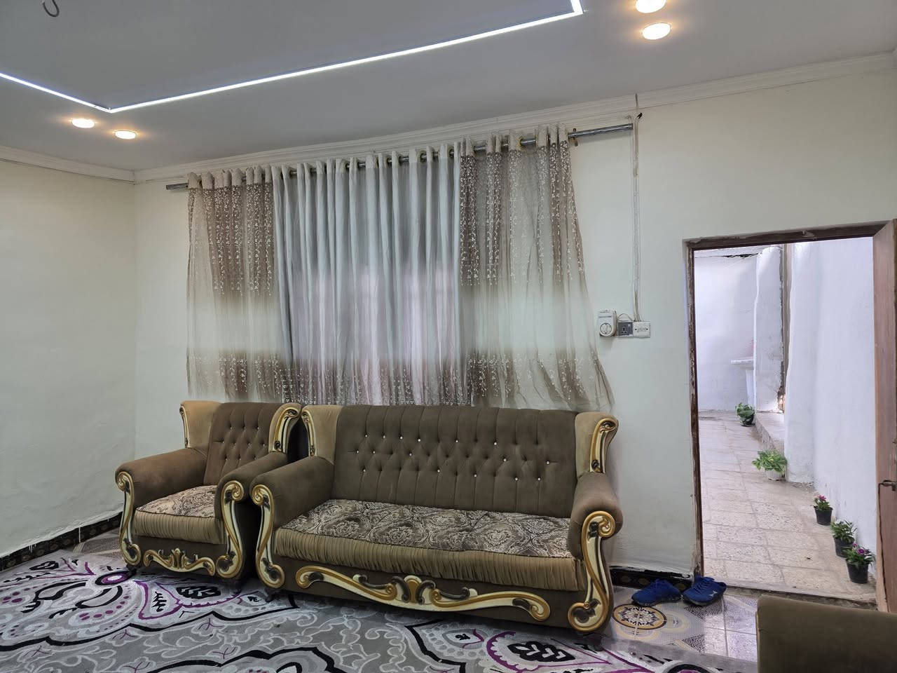 السلام عليكم
للبيع بيت مساحة ١٨٥ م 
الموقع حي الحكيم شارع علاء غريب يبعد عن الشارع العام اقل ال ٥٠ متر اول شارع على الجهة اليسرى 
البناء بلوك السقف صب مسلح و الغرفتين عكادة الأرضية سيراميك 
يتكون البيت من غرفتين نوم وصالة جبيرة وصالة صغيرة واستقبال ومطبخ وصحيات داخلية وخارجية 
مربوط على مجاري رئيسية السعر 45 وبي مجال
للاستفسار الاتصال على الرقم ***********
