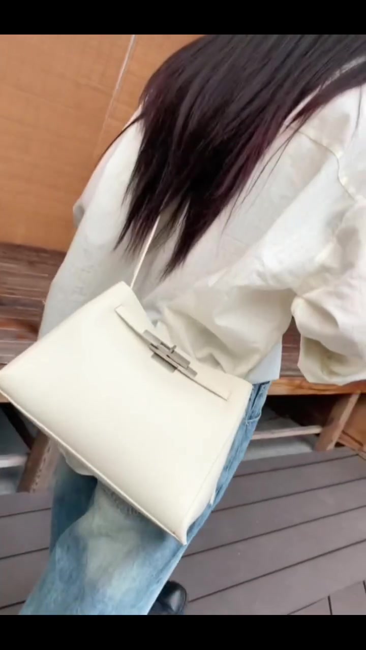 Genuine leather women's handbag manufacturer, small-batch customization available. Assistance in building your own brand is also possible.

#Genuine leather women handbags
#Ladies bags OEM ODM
#Small MOQ leather purses
#Factory direct leather handbags
#Custom logo leather tote bags


**إذا كنت صاحب هذا الإعلان وتريد حذفه لأي سبب، رجاءا أرسل رسالة إلى الدعم الفني**
