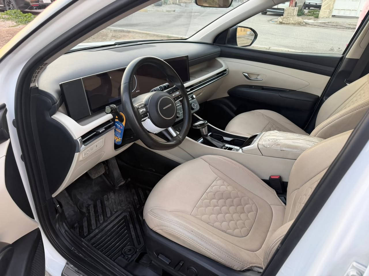 السلام عليكم من رخصة إدارة الكروب عندي توسان موديل 2025 2 كلار قماره سوده اصل سيارة نضيفة جدا بدون بارد ولا  صبغ  وبدون حالوب مواصفات ويل 19 صندوق كهرباء كراسي كهرباء ماشه 42 الف السعر 223 بها مجال مكان السياره بغداد البلديات تلفون ***********
