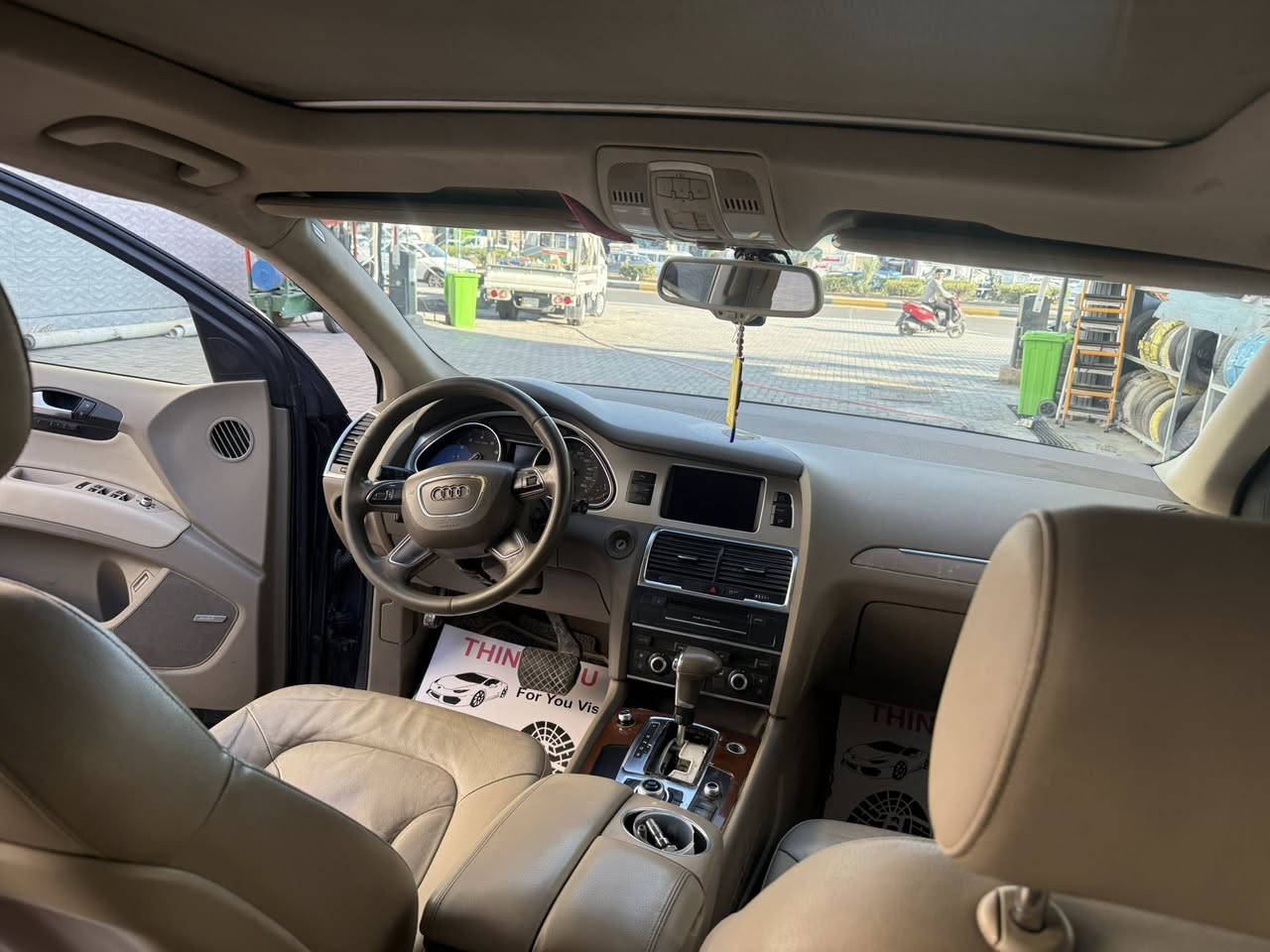 سلام عليكم اودي Q7
موديل 2012
محرك جديد 
٧ راكب فول مواصفات بانوراما 
بيهه ٥ قطع صبغ فقط بدون ضربه ولا معجون 
وارد امريكي حادثهه سرقه جاملغين وبنيد وبلعراق كلير قطعتين اثر شخوط 
***********
مكاني بغداد 
السعر ١٢٥ $ بيهه مجال قليل
